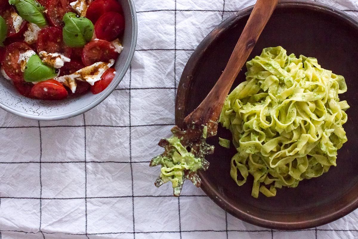Hjemmelavet kikærtepasta med pesto