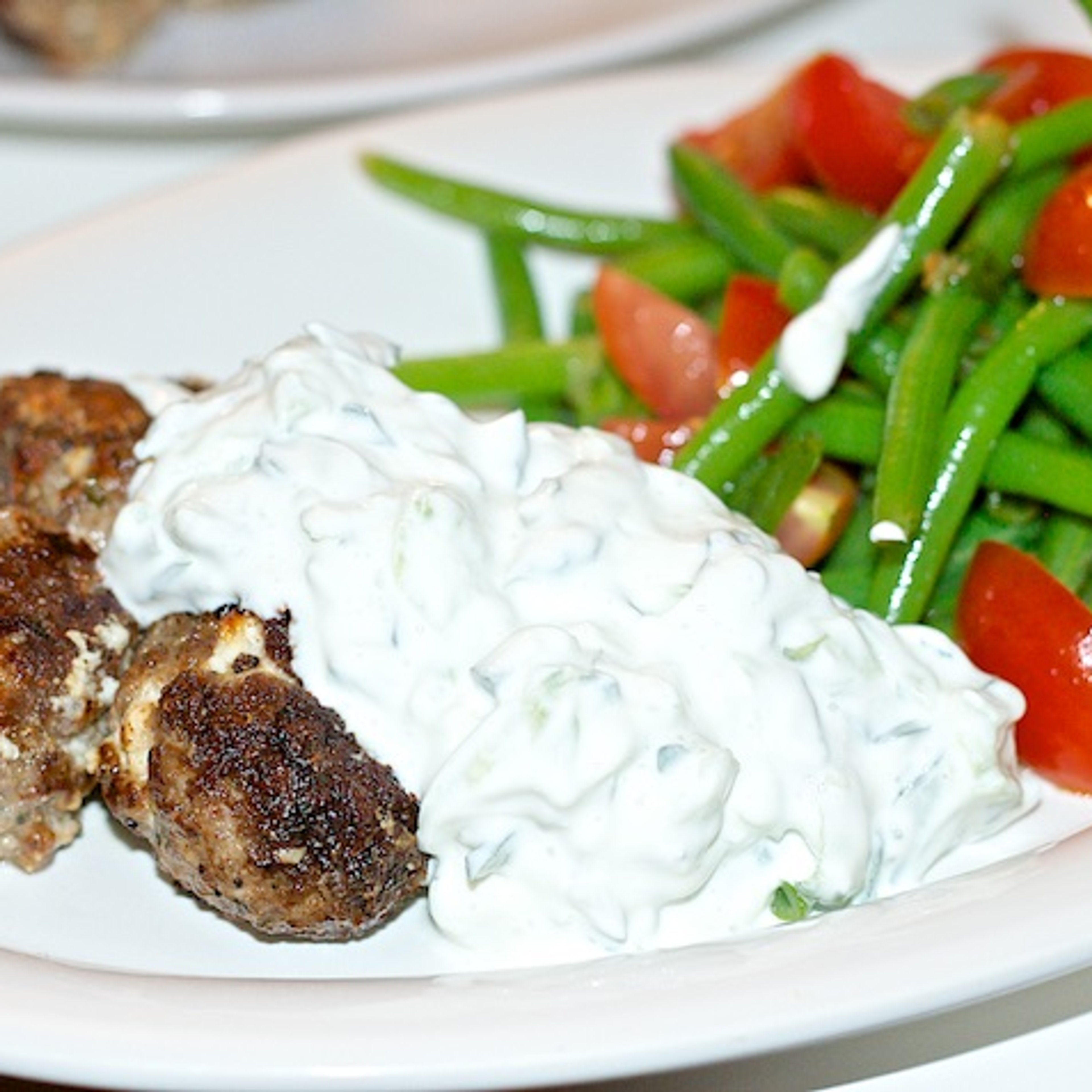 Græske kødboller med tzatziki og bønne-tomat-salat