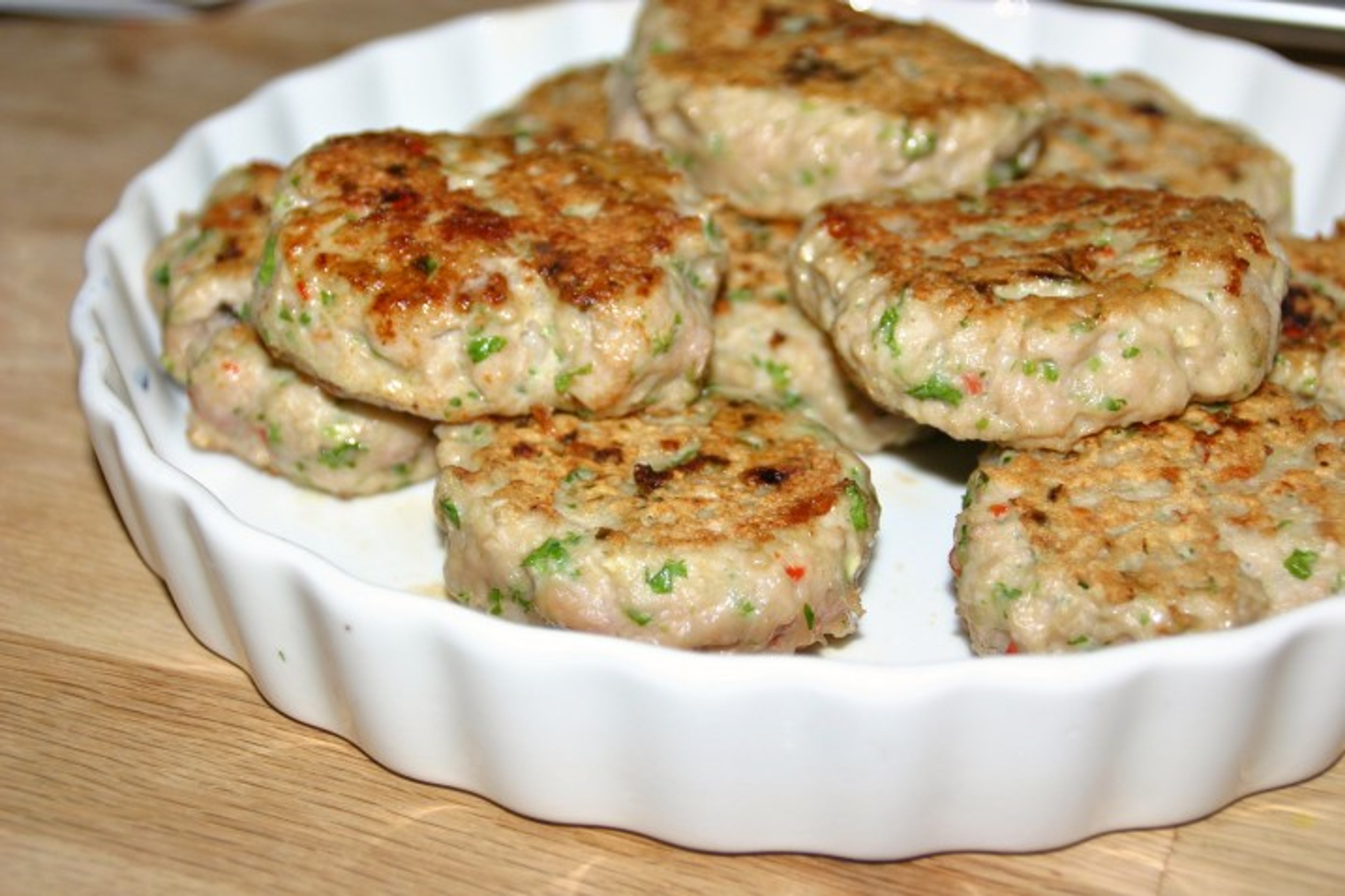 Spicy kyllingekarbonader med ostegratinerede grøntsager