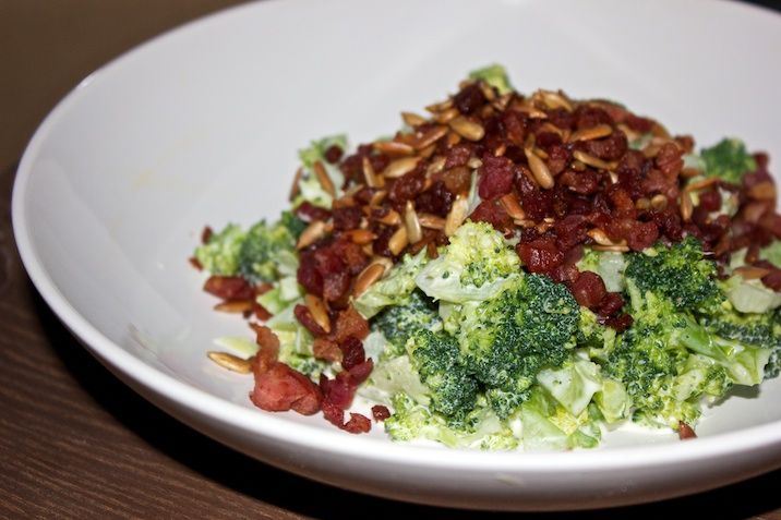 Broccolisalat med dressing af flødeost