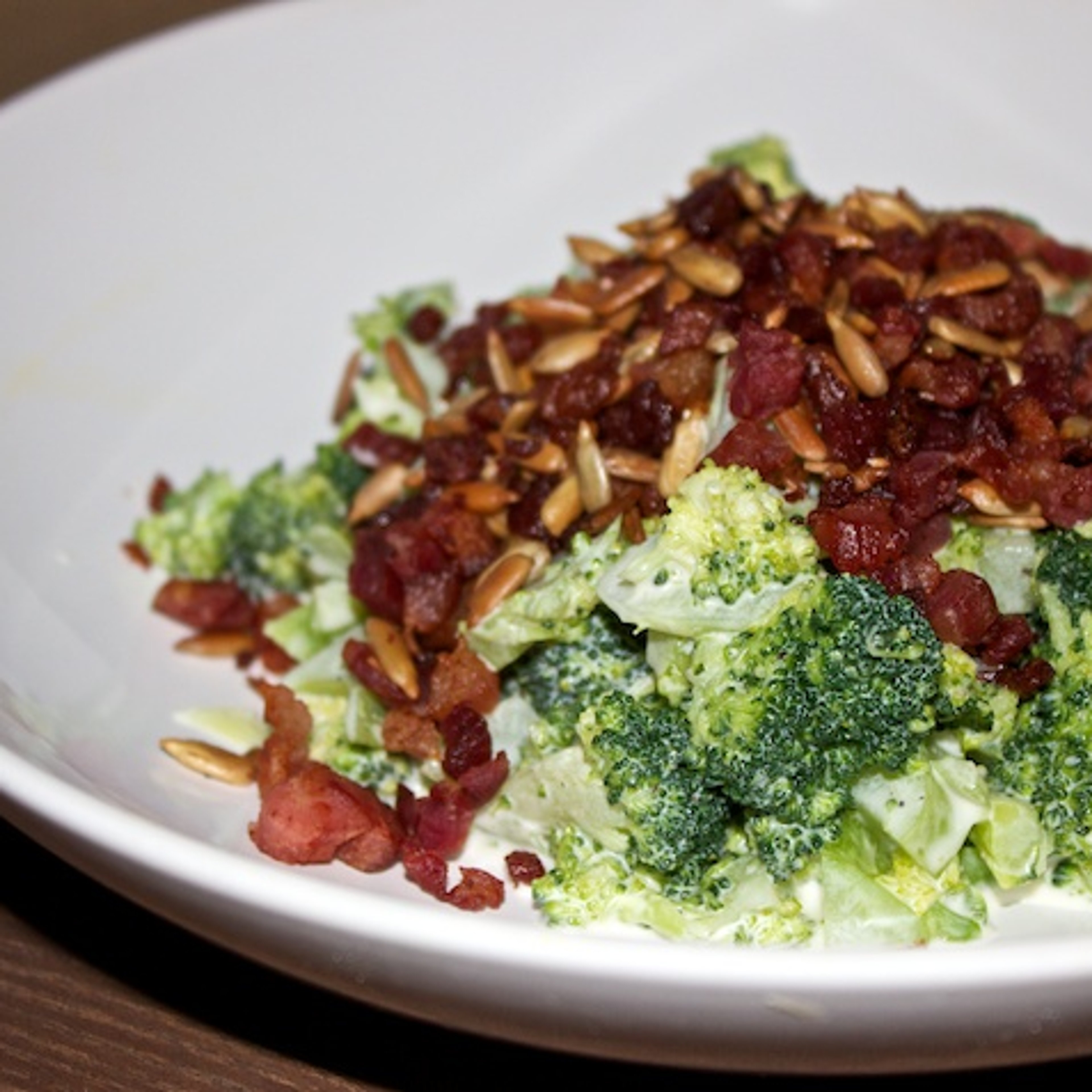 Broccolisalat med dressing af flødeost
