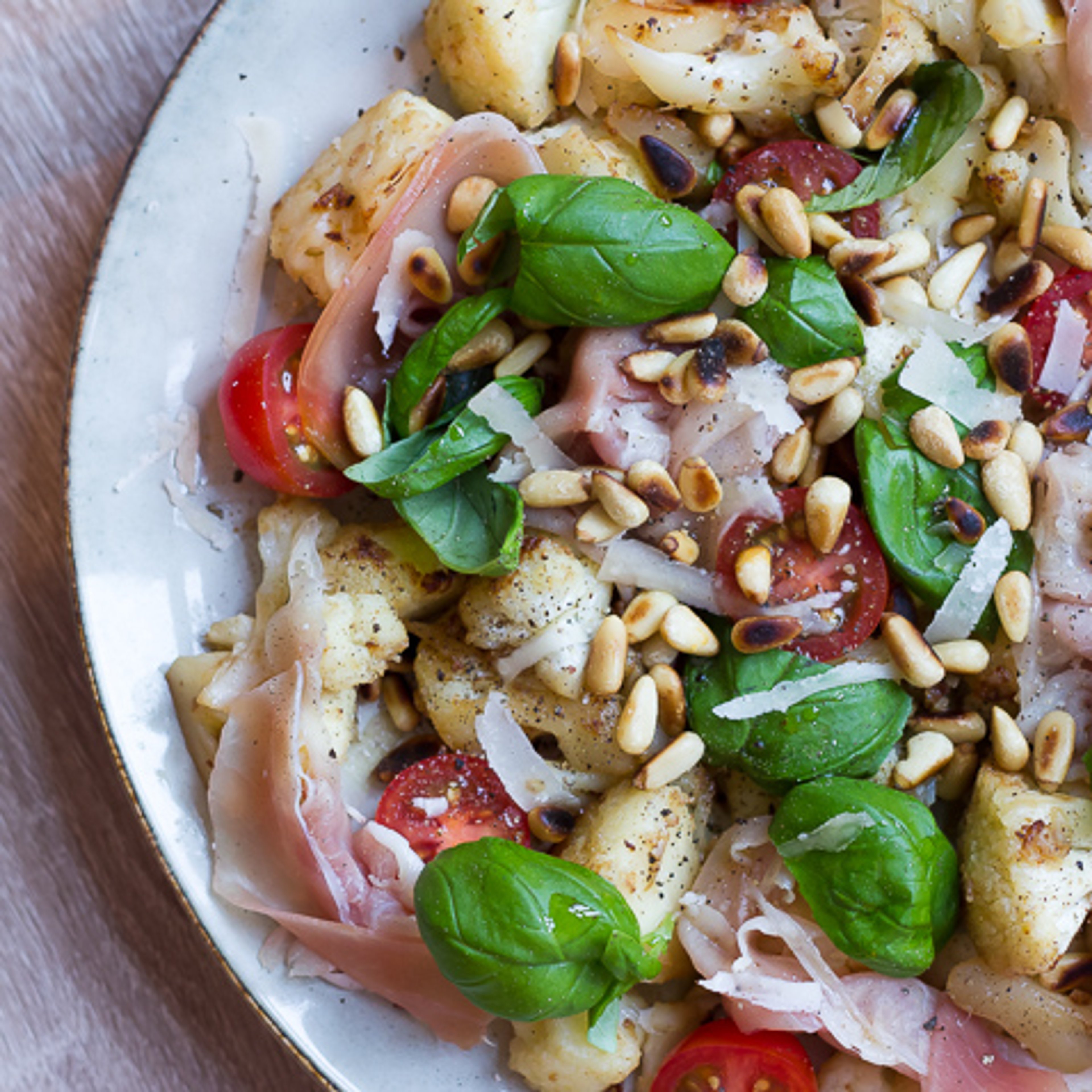 Blomkål med rustik pesto og tørret skinke
