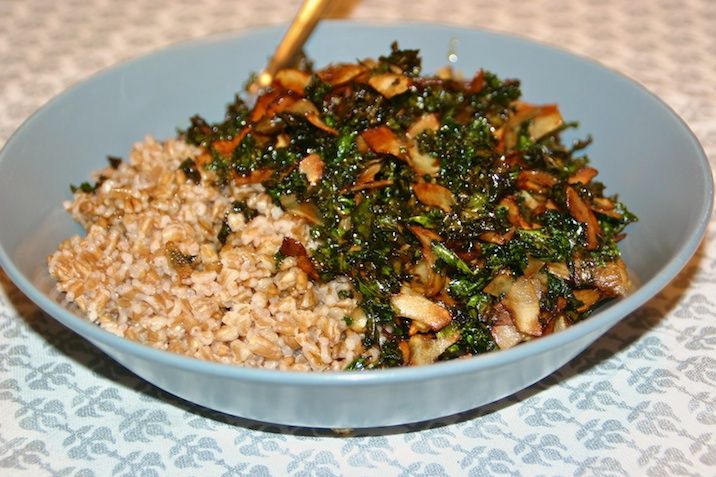 Perlespelt med sprød grønkål og kokosflager