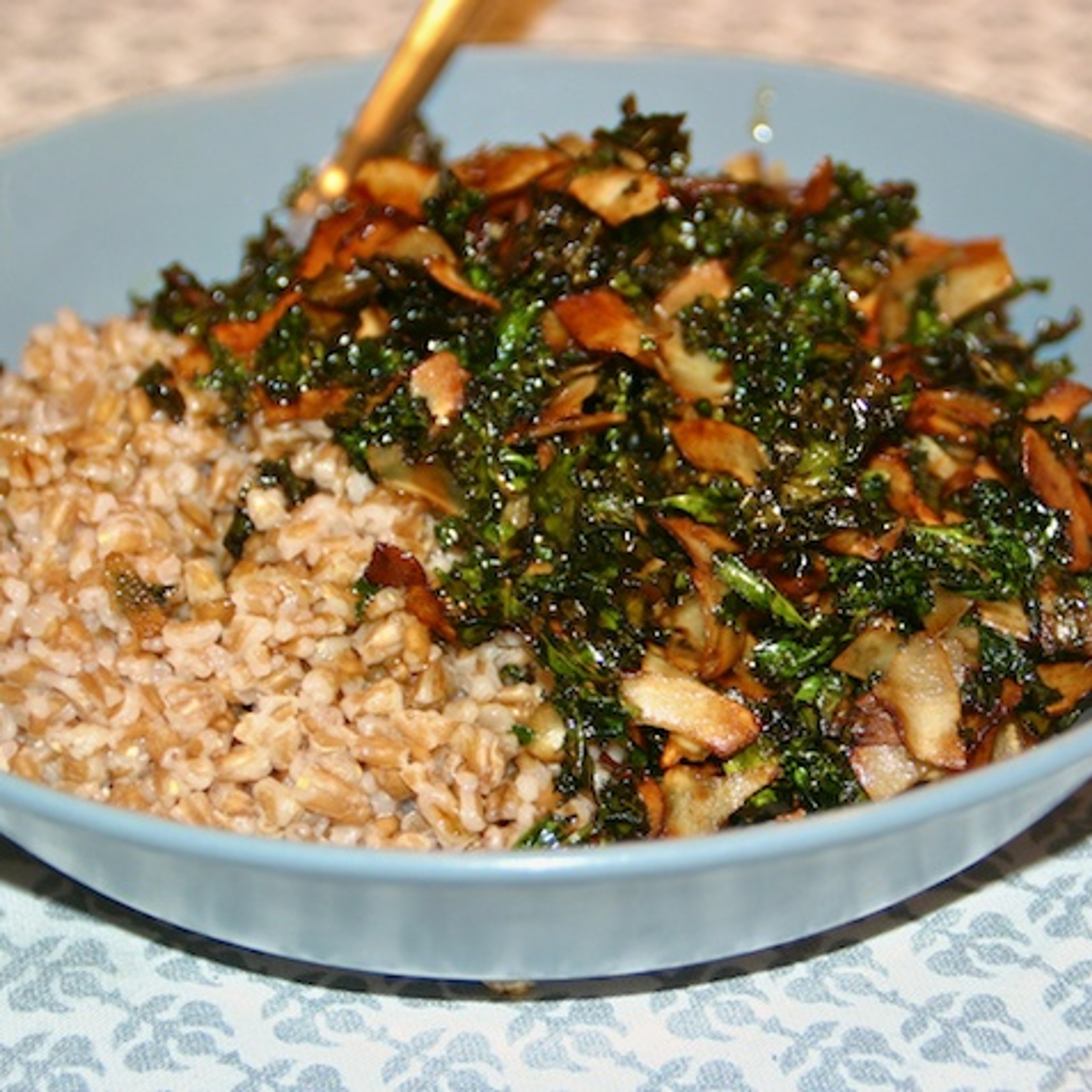 Perlespelt med sprød grønkål og kokosflager