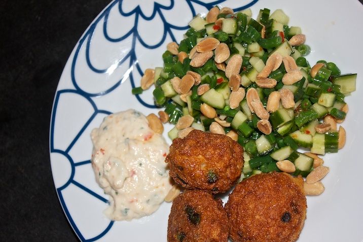 Thai-fiskedeller med sprød salat i sukkerfri sweet chili sauce + sweet chili-mayo med basilikum