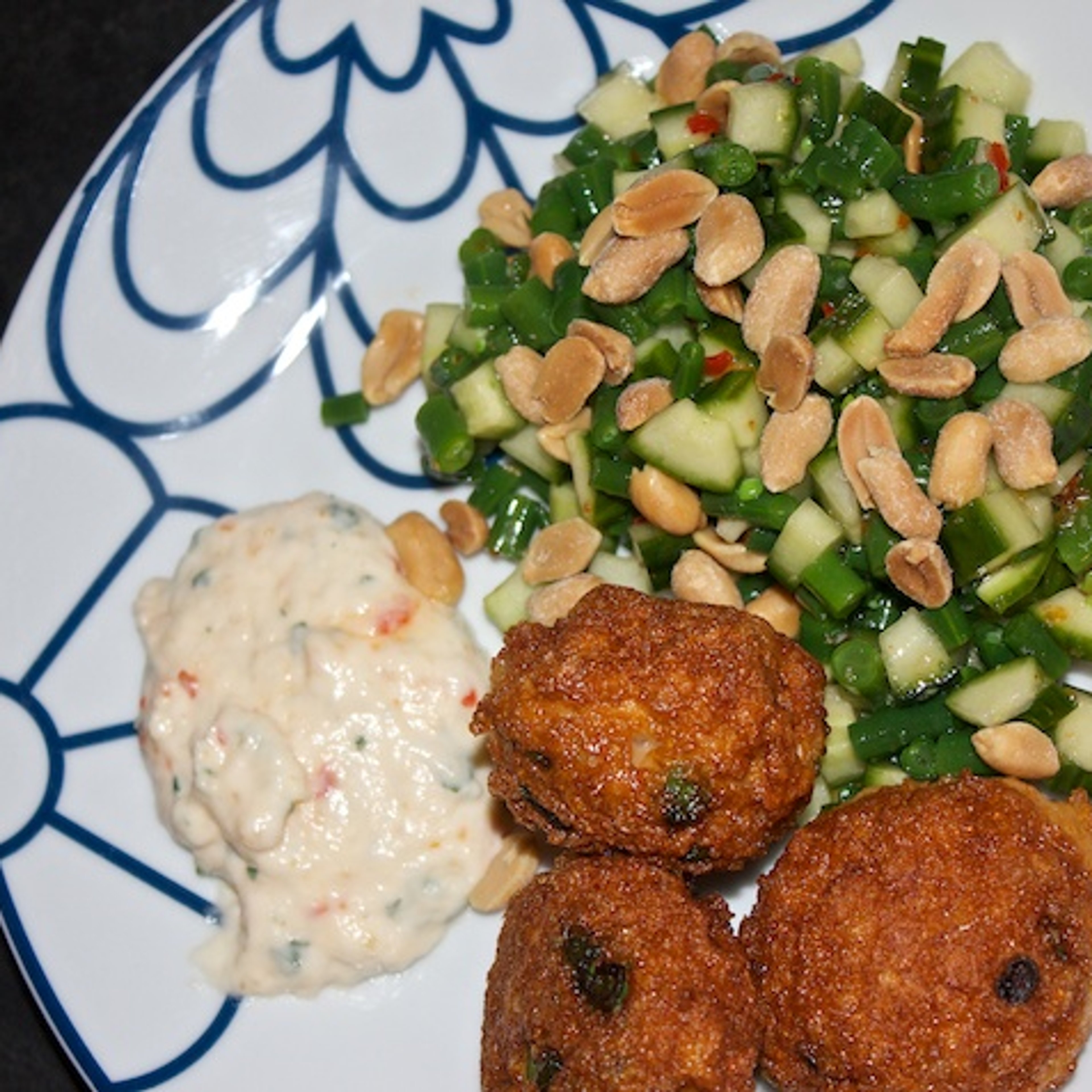 Thai-fiskedeller med sprød salat i sukkerfri sweet chili sauce + sweet chili-mayo med basilikum