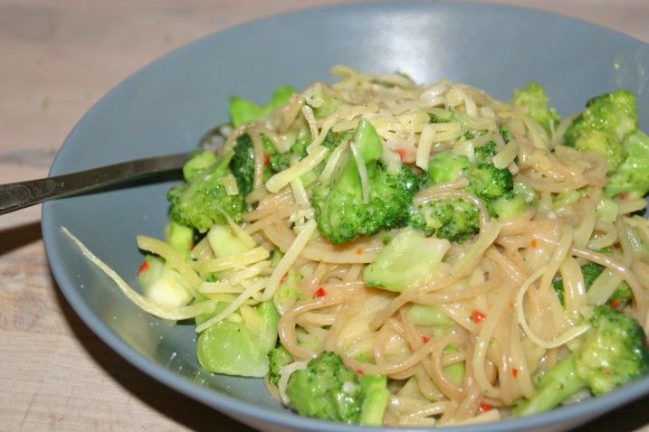Spaghetti med broccoli, chili og ost