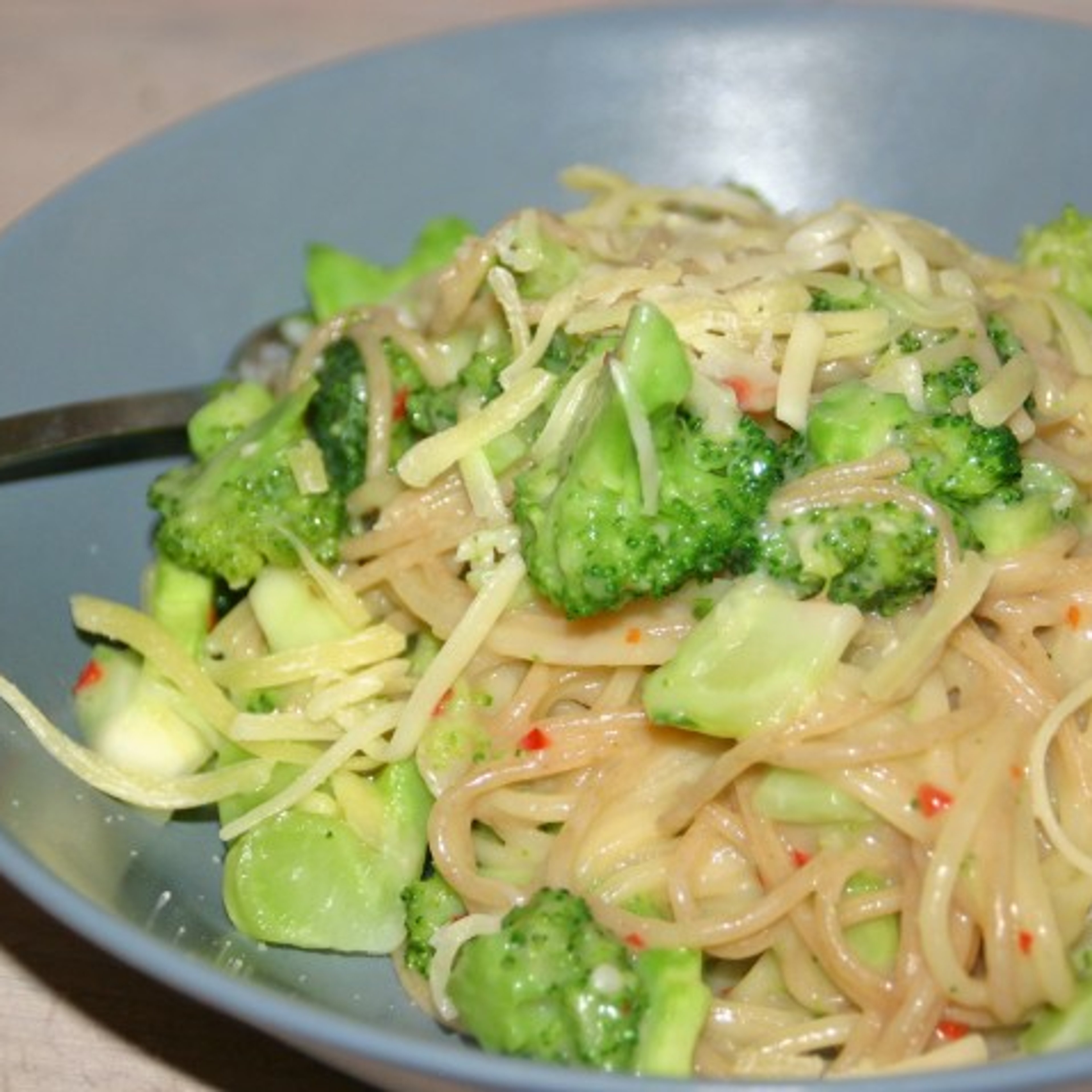 Spaghetti med broccoli, chili og ost