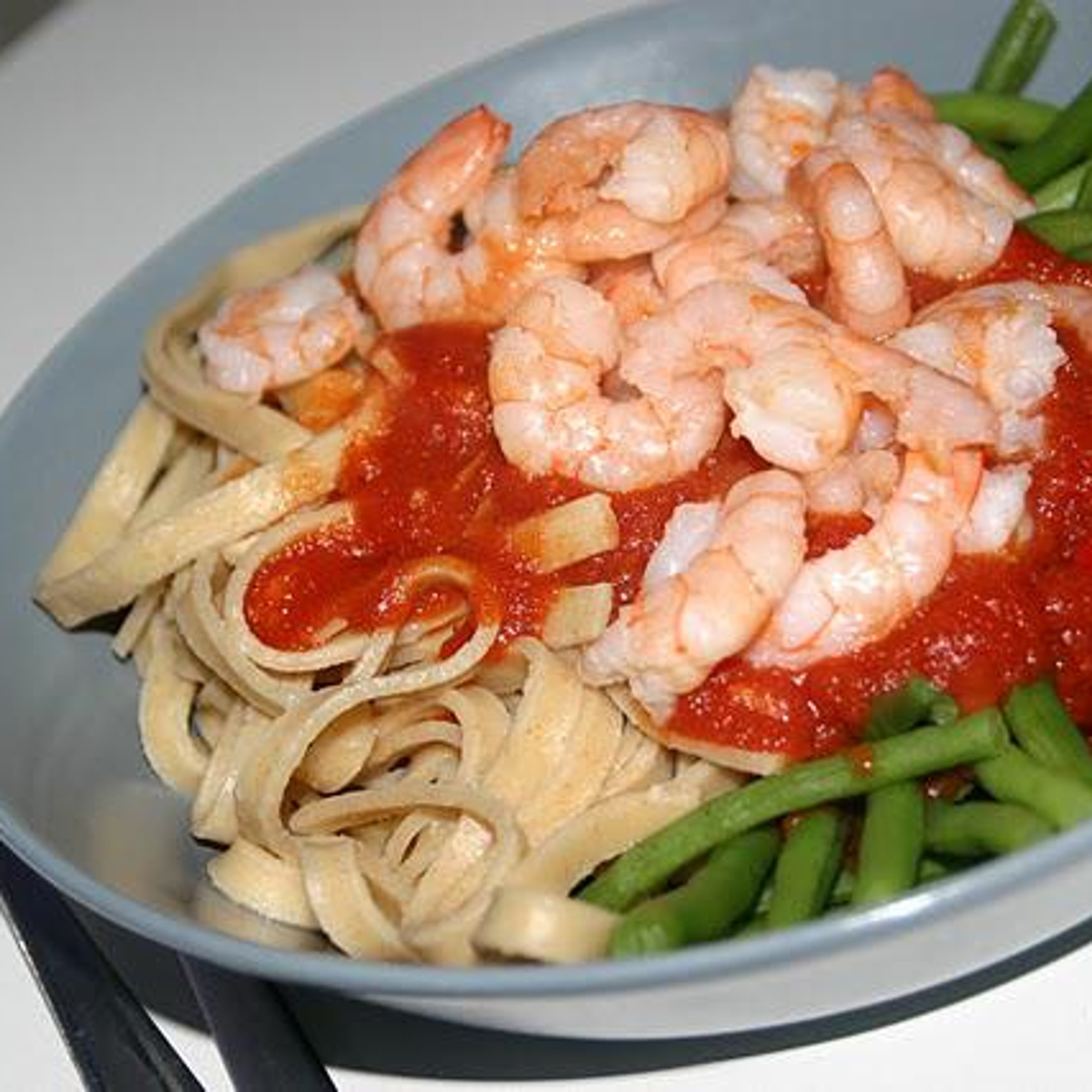 Pasta med rejer, tomatsauce og grønne bønner