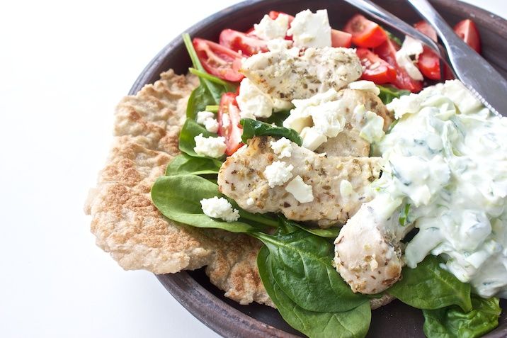 Græsk kylling, tzatziki med spidskål og fladbrød