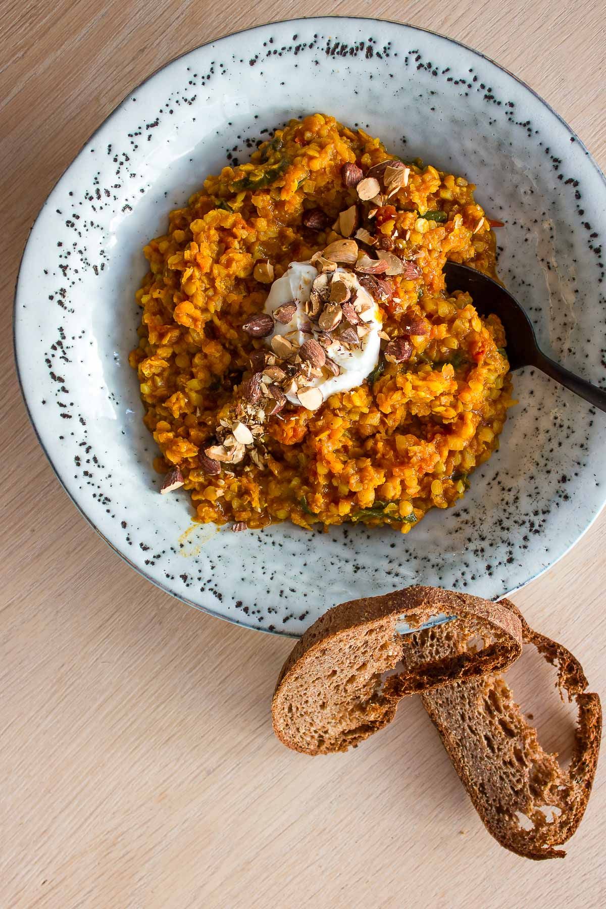 Dhal - i en klassisk men grøntsagsspækket og proteinpumpet variant