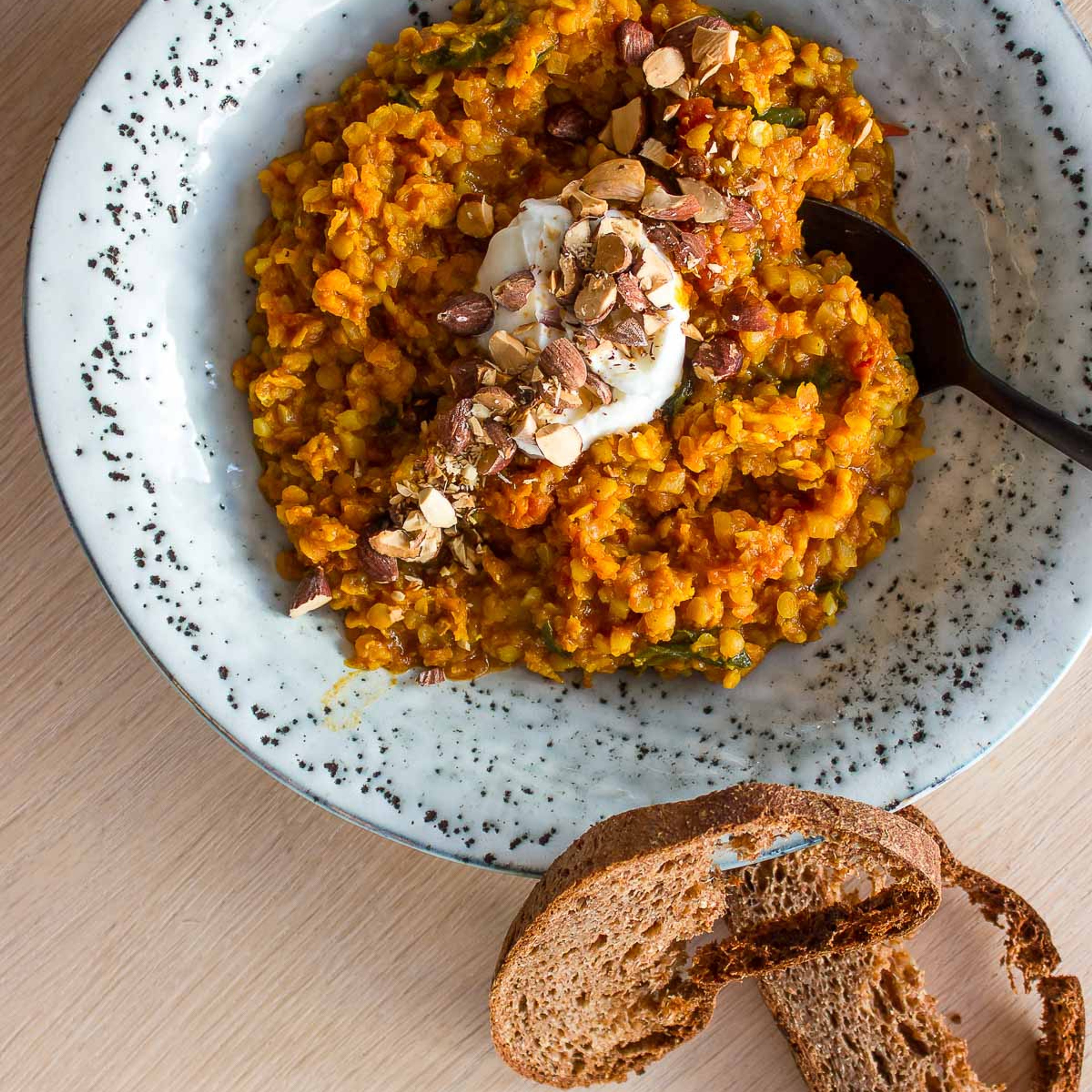 Dhal - i en klassisk men grøntsagsspækket og proteinpumpet variant