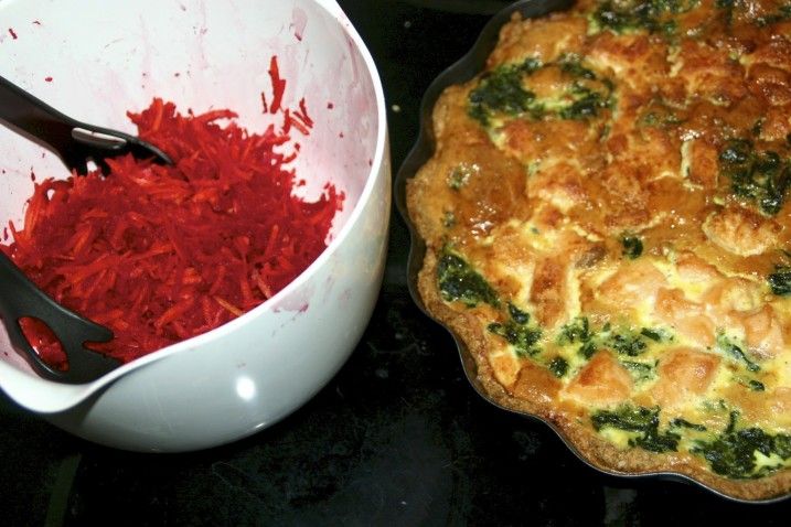 Spinattærte med laks og rødbederåkost