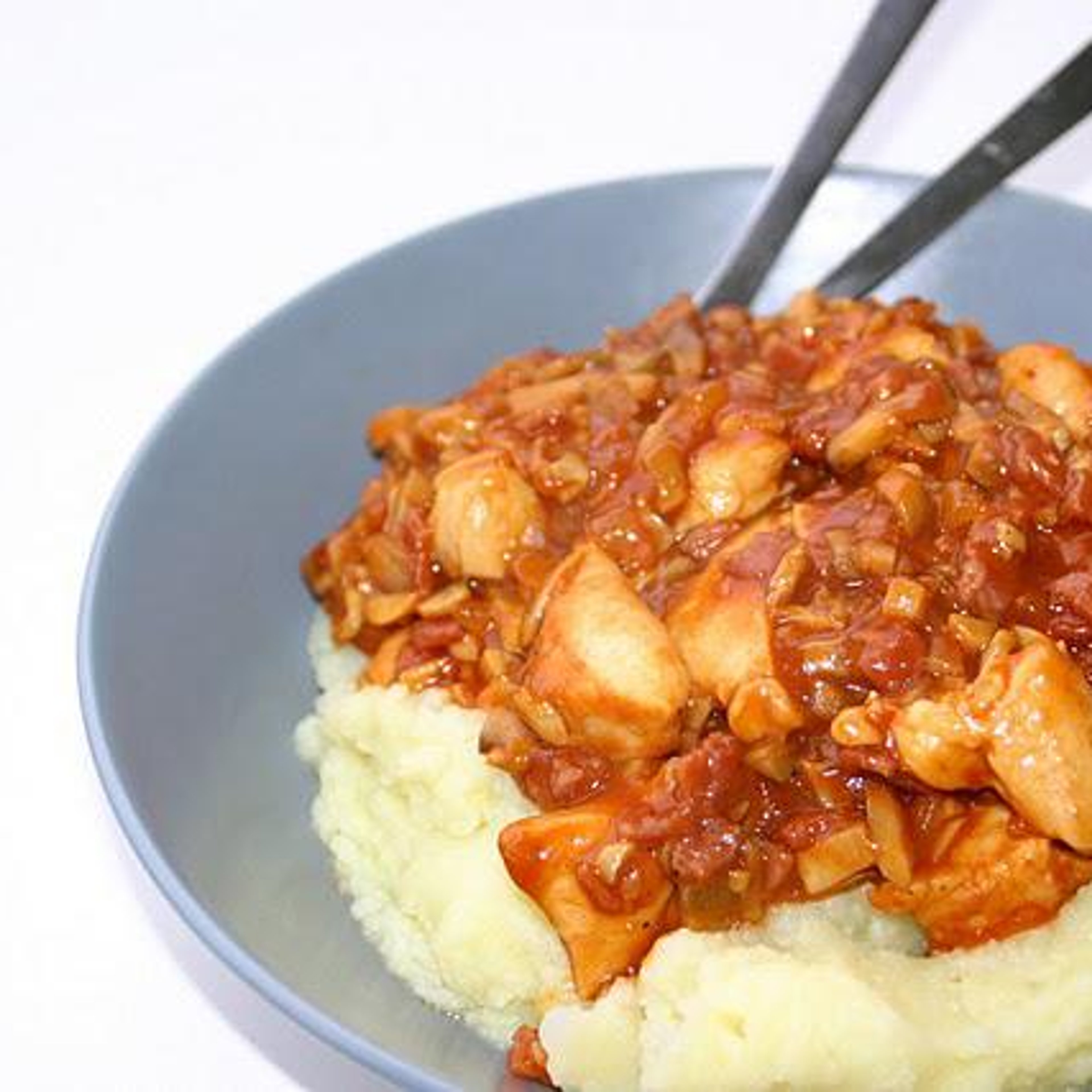 Paprikakyllingegryde med mos af kartofler og blomkål