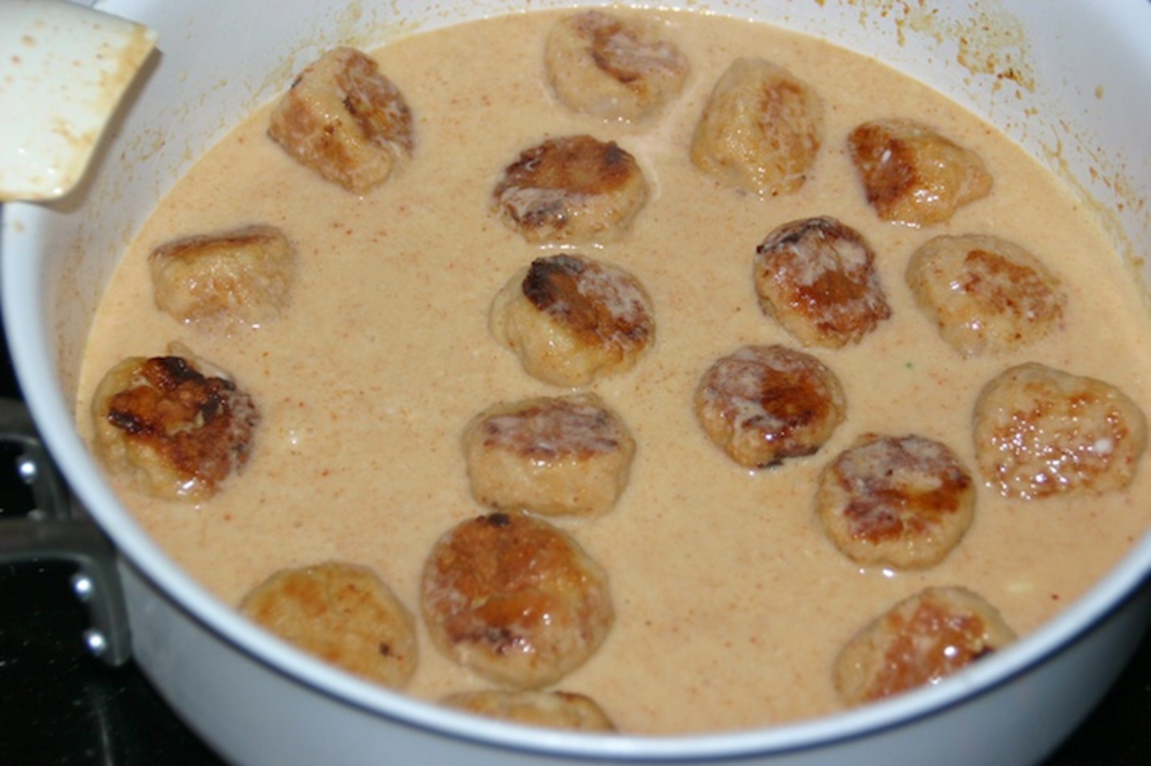 Thailandske kyllingekødboller i rød karry og kokosmælk med ris og broccoli