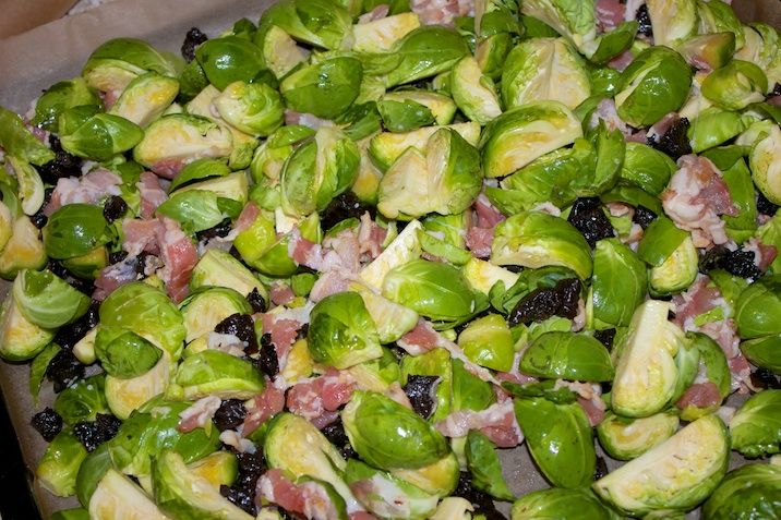 Mortens Aften med langtidsstegte saltede andelår, baconstegte rosenkål med svesker, selleri- og blomkålsmos samt fløde-andesovs