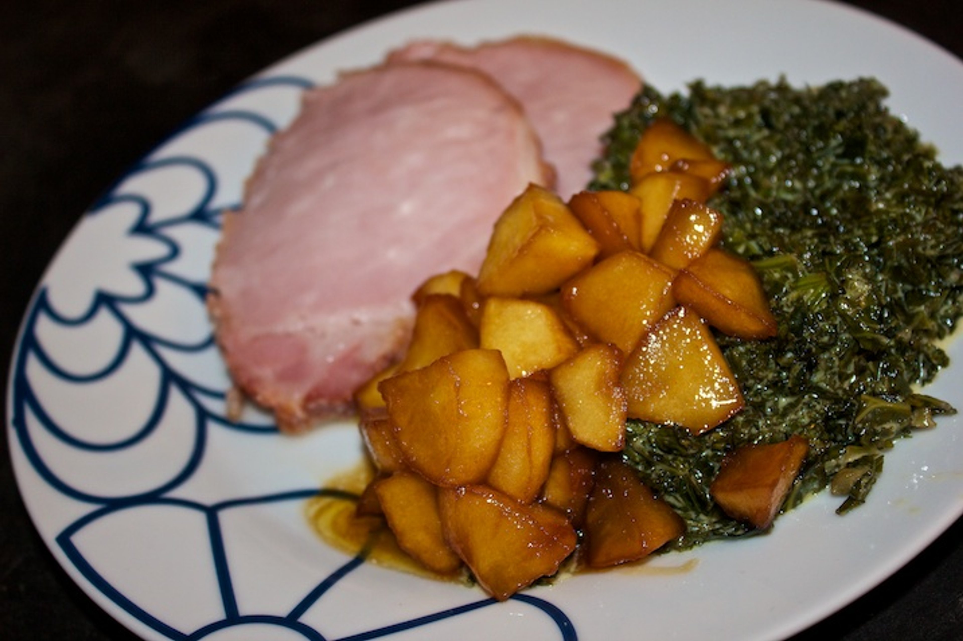 Kogt røget hamburgerryg med grønlangkål og karamelliserede æbler