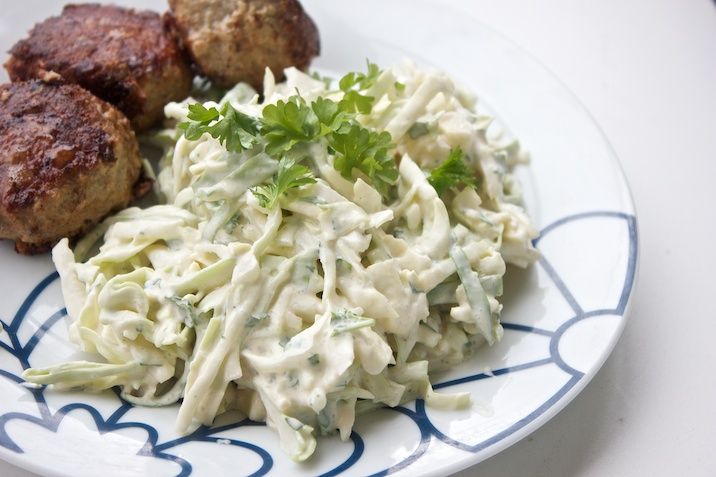 Spidskålssalat med ananas og creme fraiche-dressing