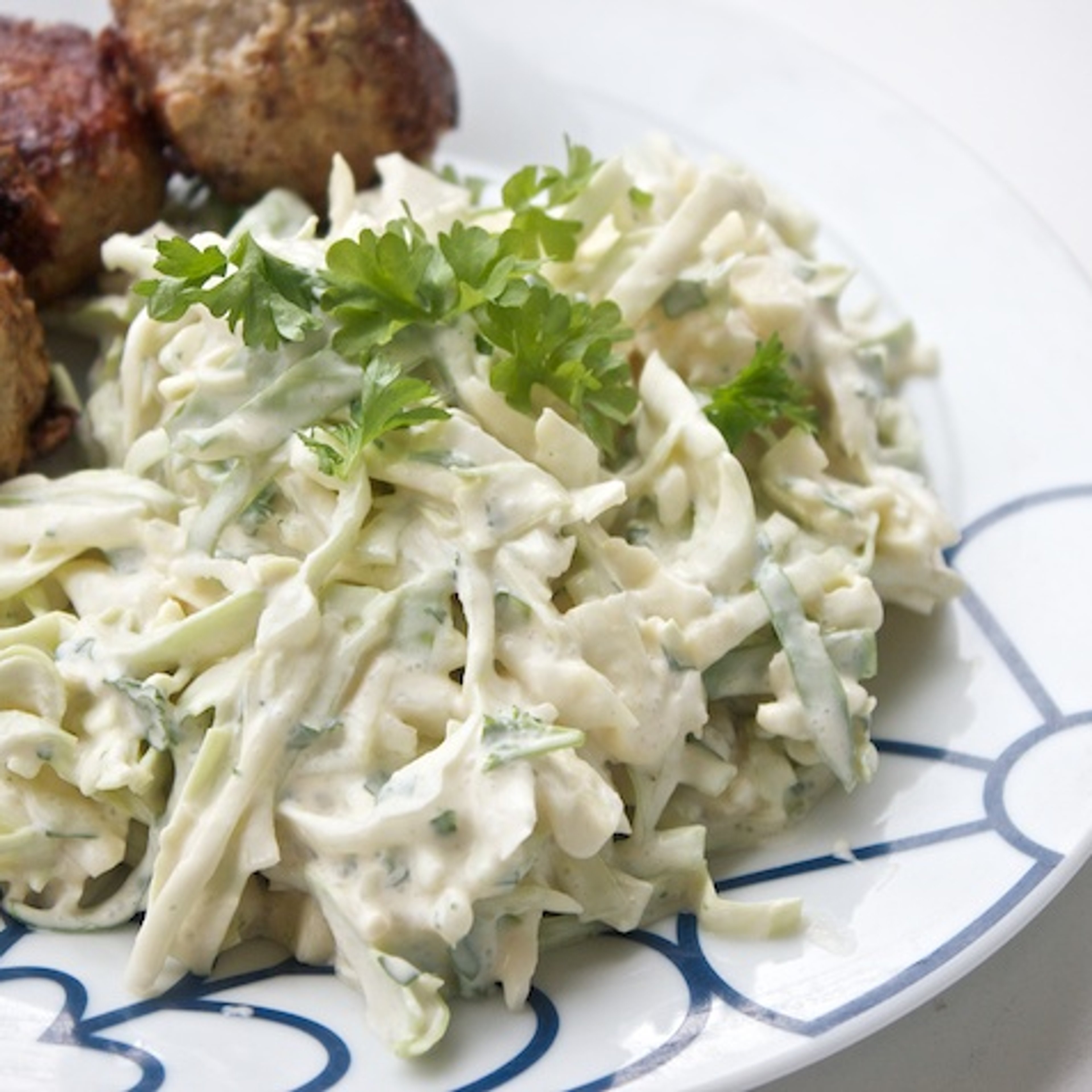 Spidskålssalat med ananas og creme fraiche-dressing