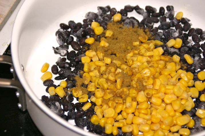 Lun salat med sorte bønner, majs, peberfrugt og avocado