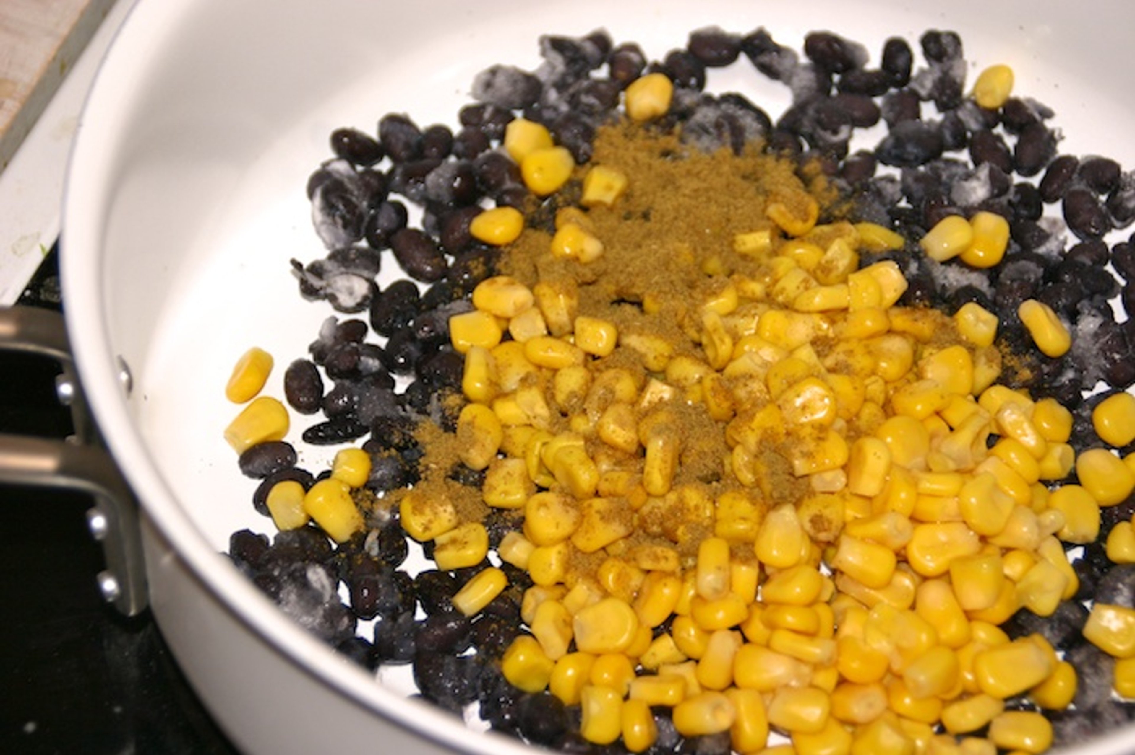 Lun salat med sorte bønner, majs, peberfrugt og avocado