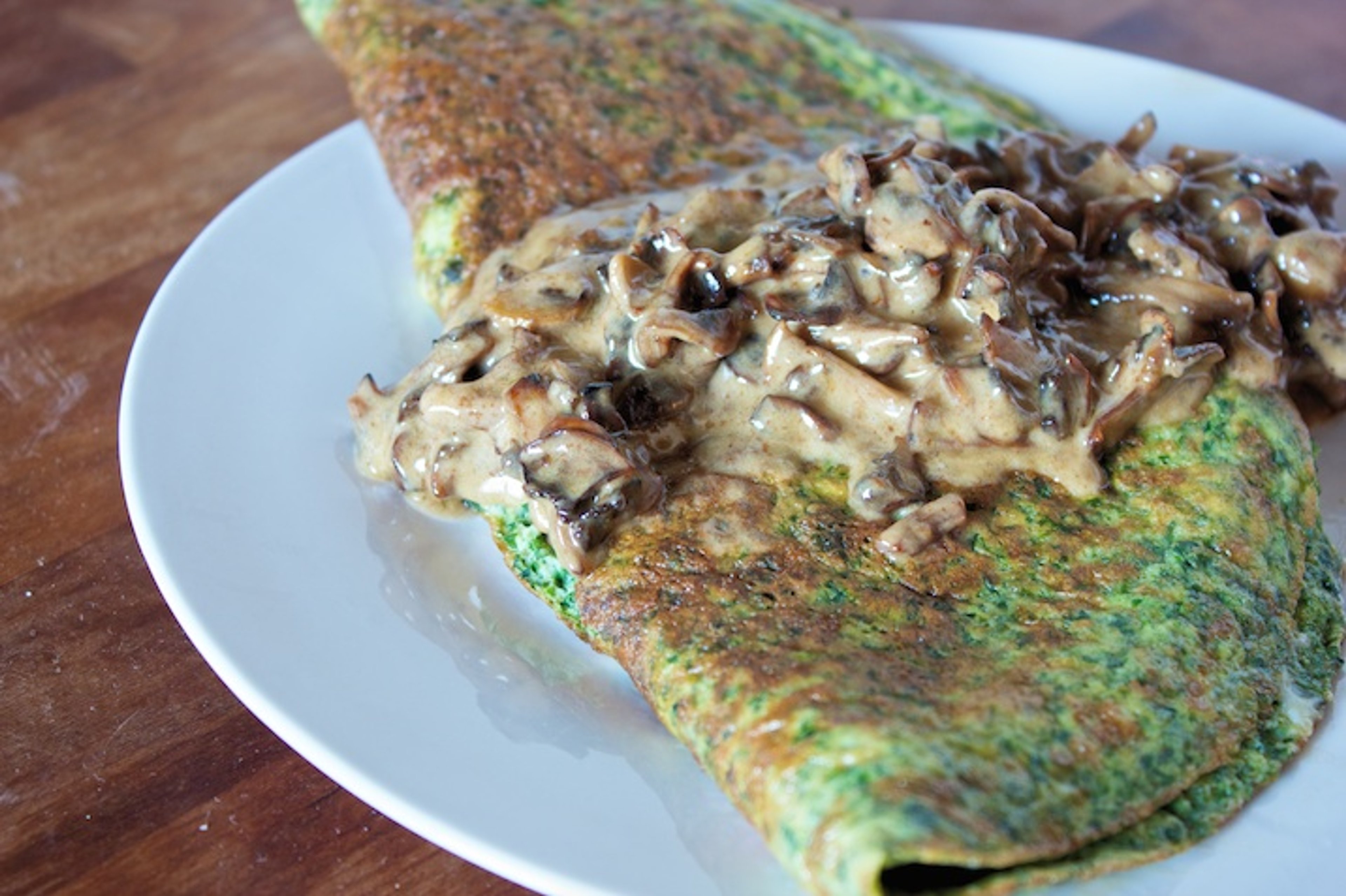 Spinatomelet med ost og cremede champignoner