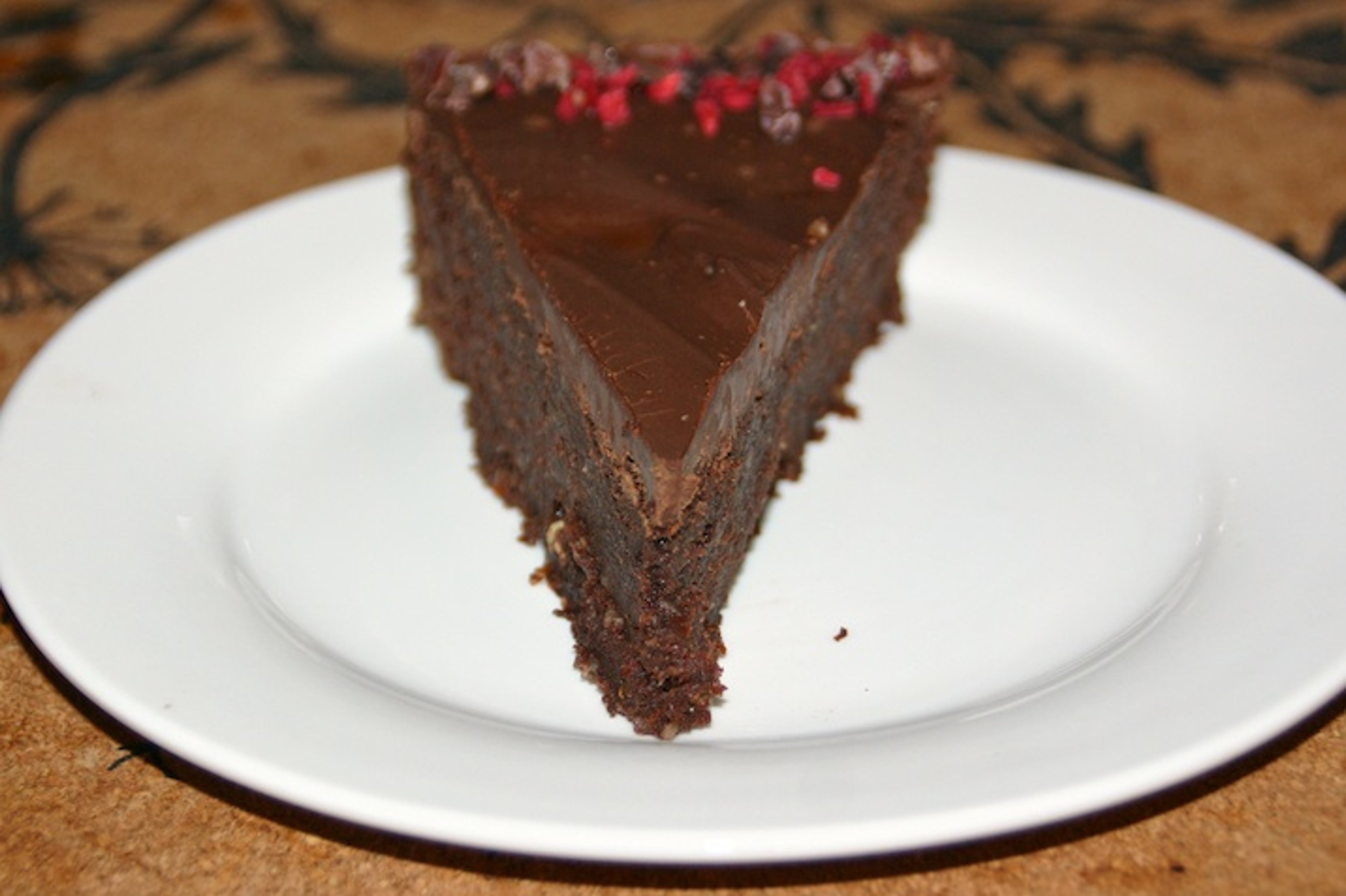 Daddelchokoladekage med ganache - på spidsen