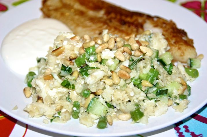 Blomkålsris med grønne bønner, agurk, feta, basilikum, lime og pinjekerner