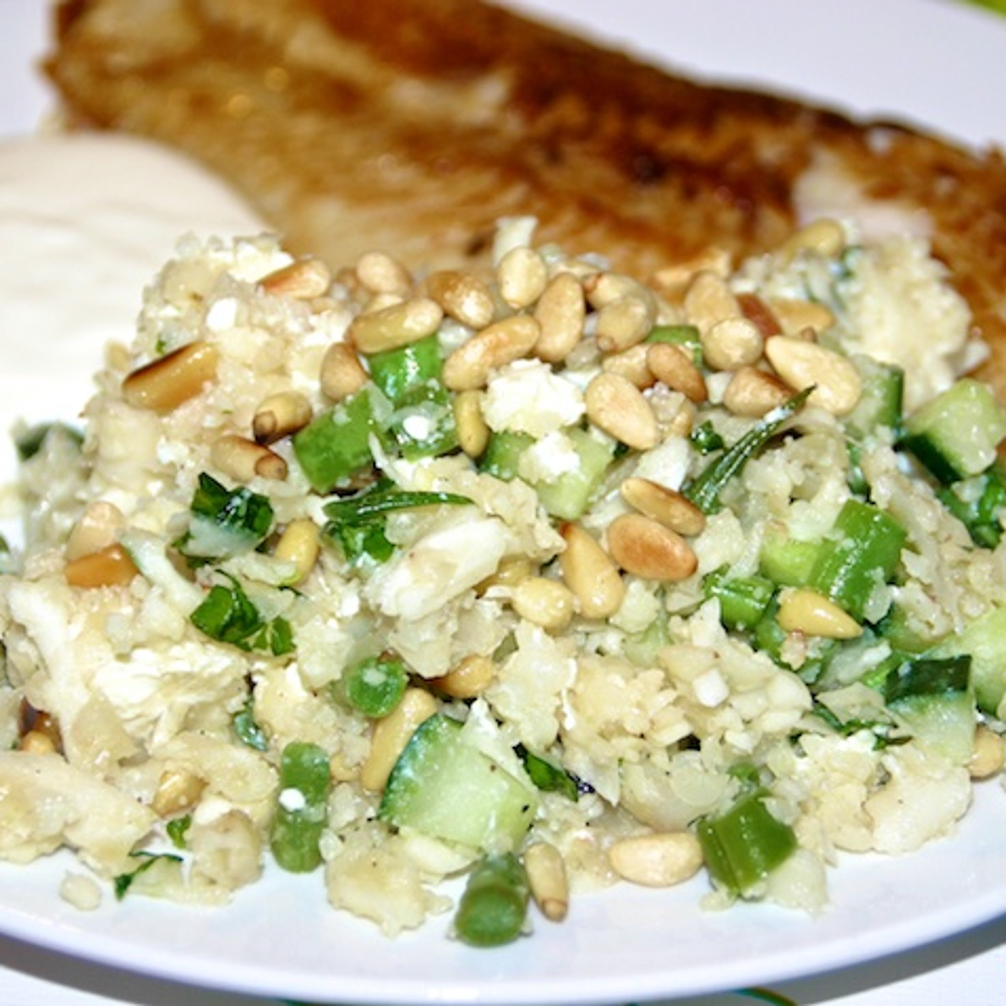 Blomkålsris med grønne bønner, agurk, feta, basilikum, lime og pinjekerner