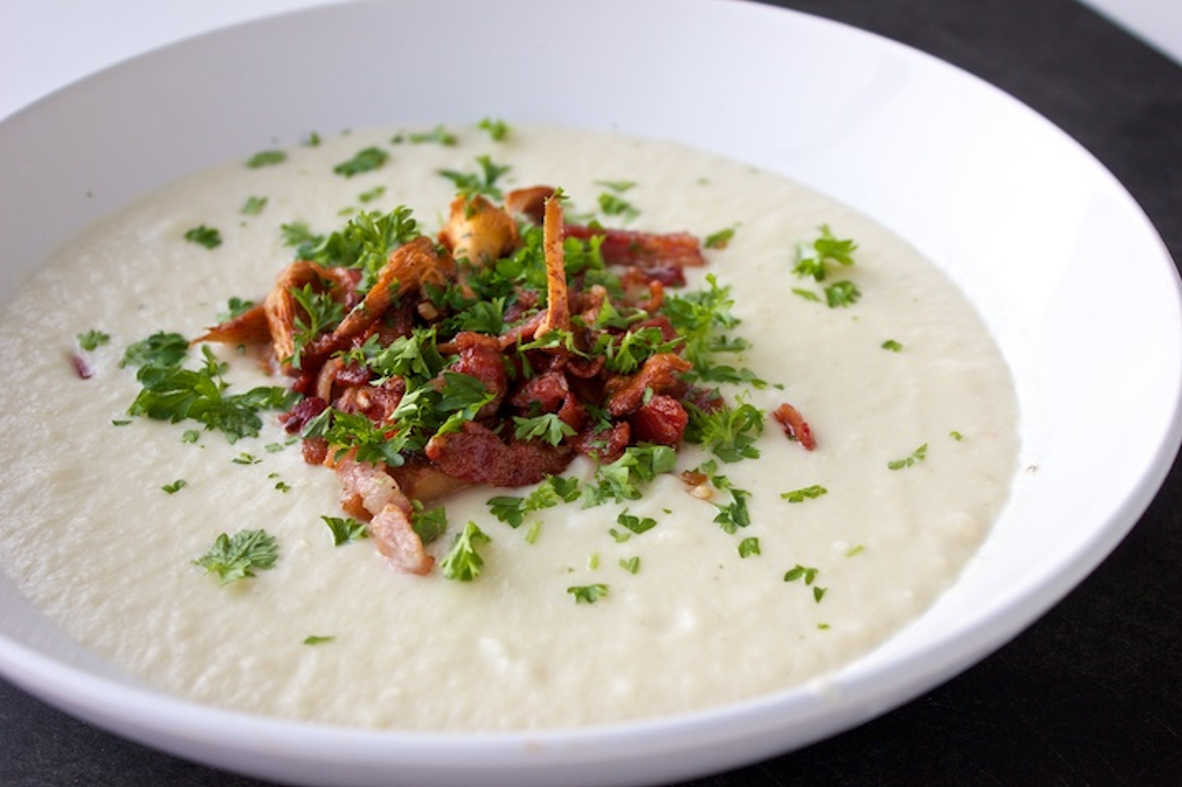 Blomkålssuppe med hvidløgsstegte kantareller og bacon