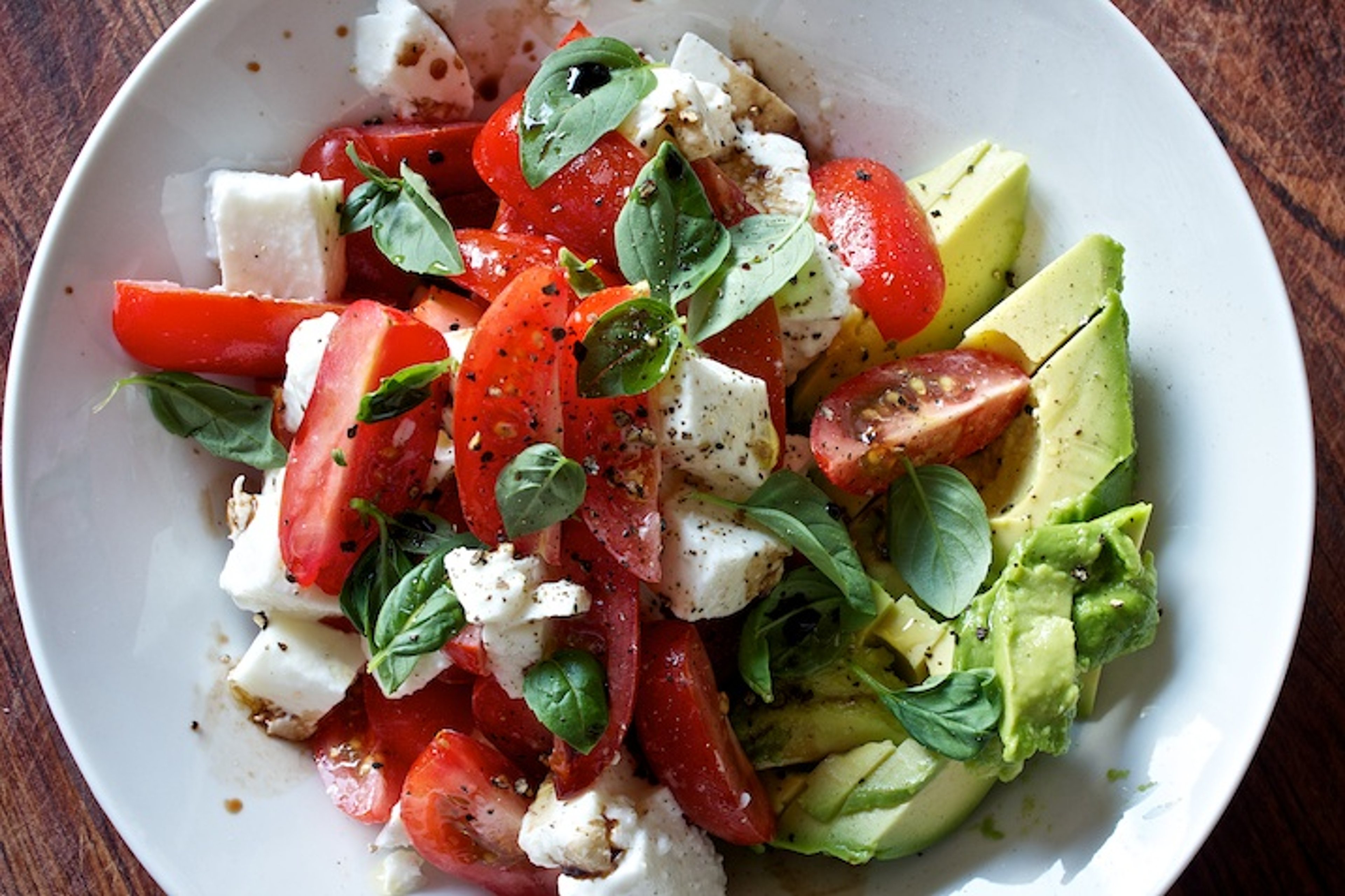 Tomat- og mozzarellasalat med avocado