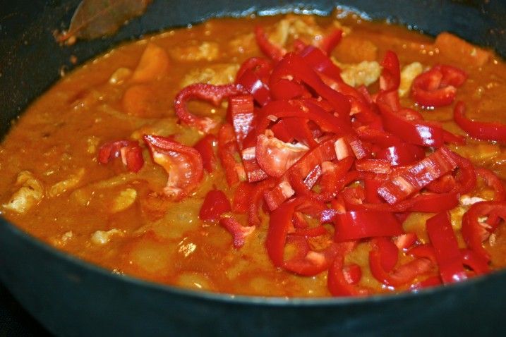 Kylling i peanutbuttersauce med rødkålssalat