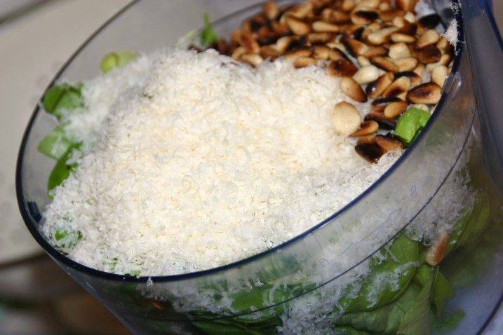 Pasta med stegt kylling og basilikumpesto