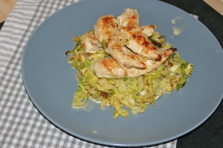 Ostegratineret kylling med savoykål - servering