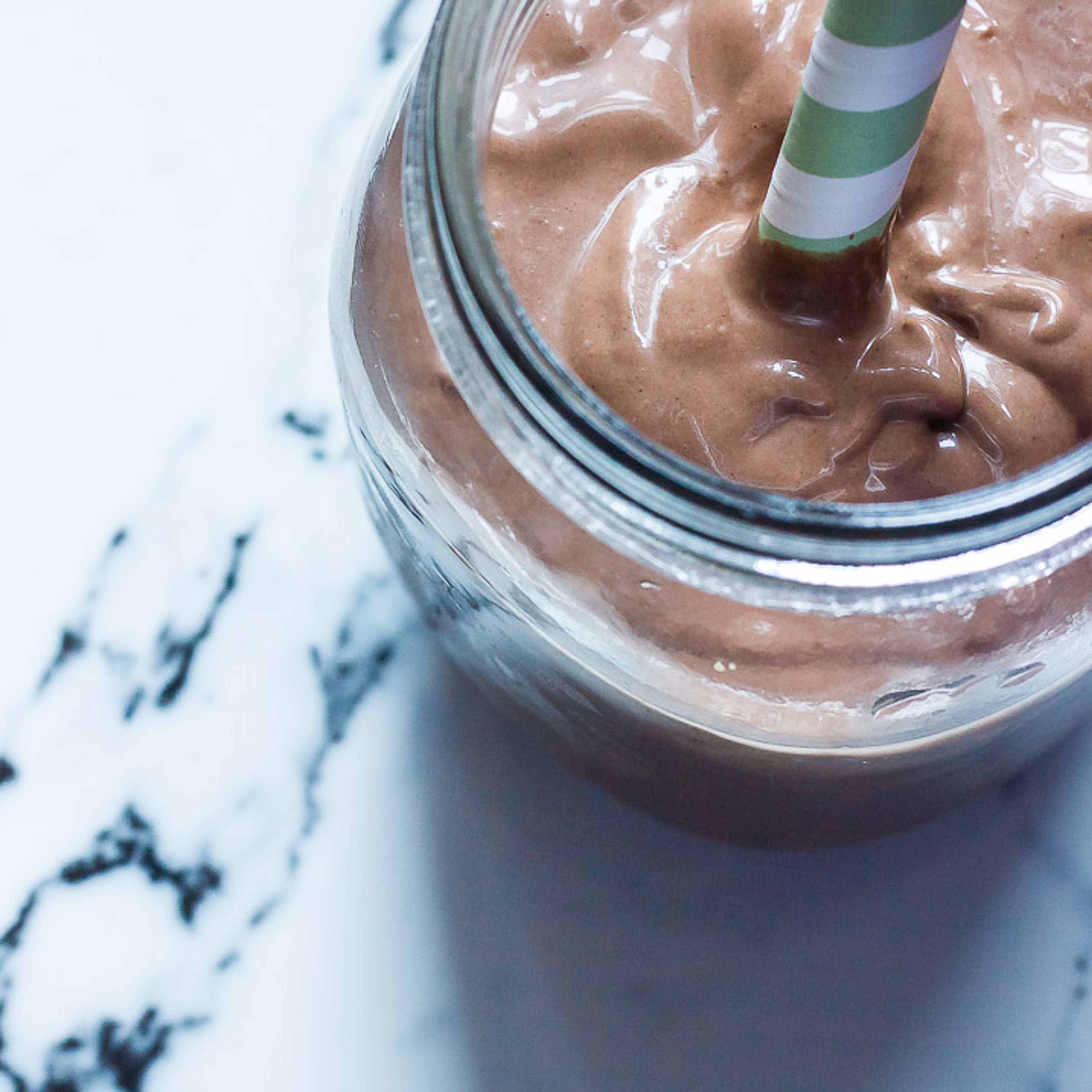 Chokoladefri chokoladeshake med peanutbutter og avocado