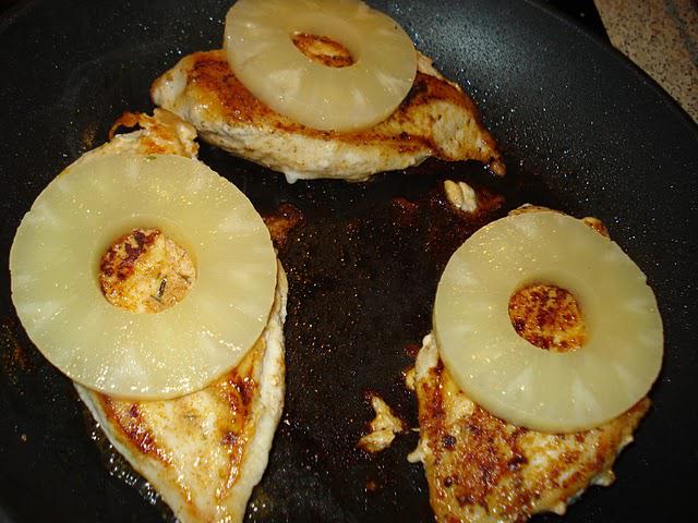 Cajunkylling og grøntsagsris med ananas