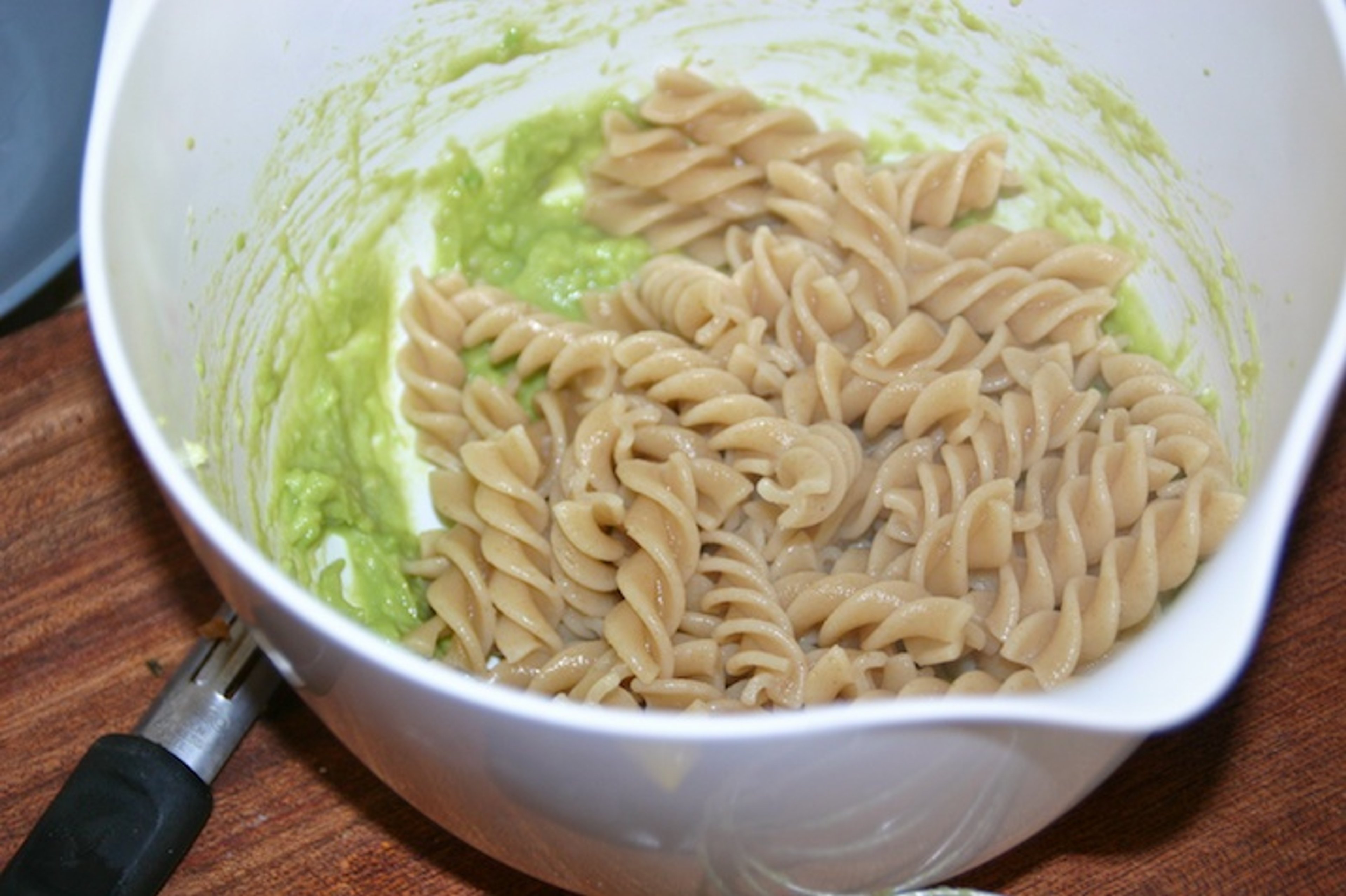 Avocadopasta med rejer og gulerod