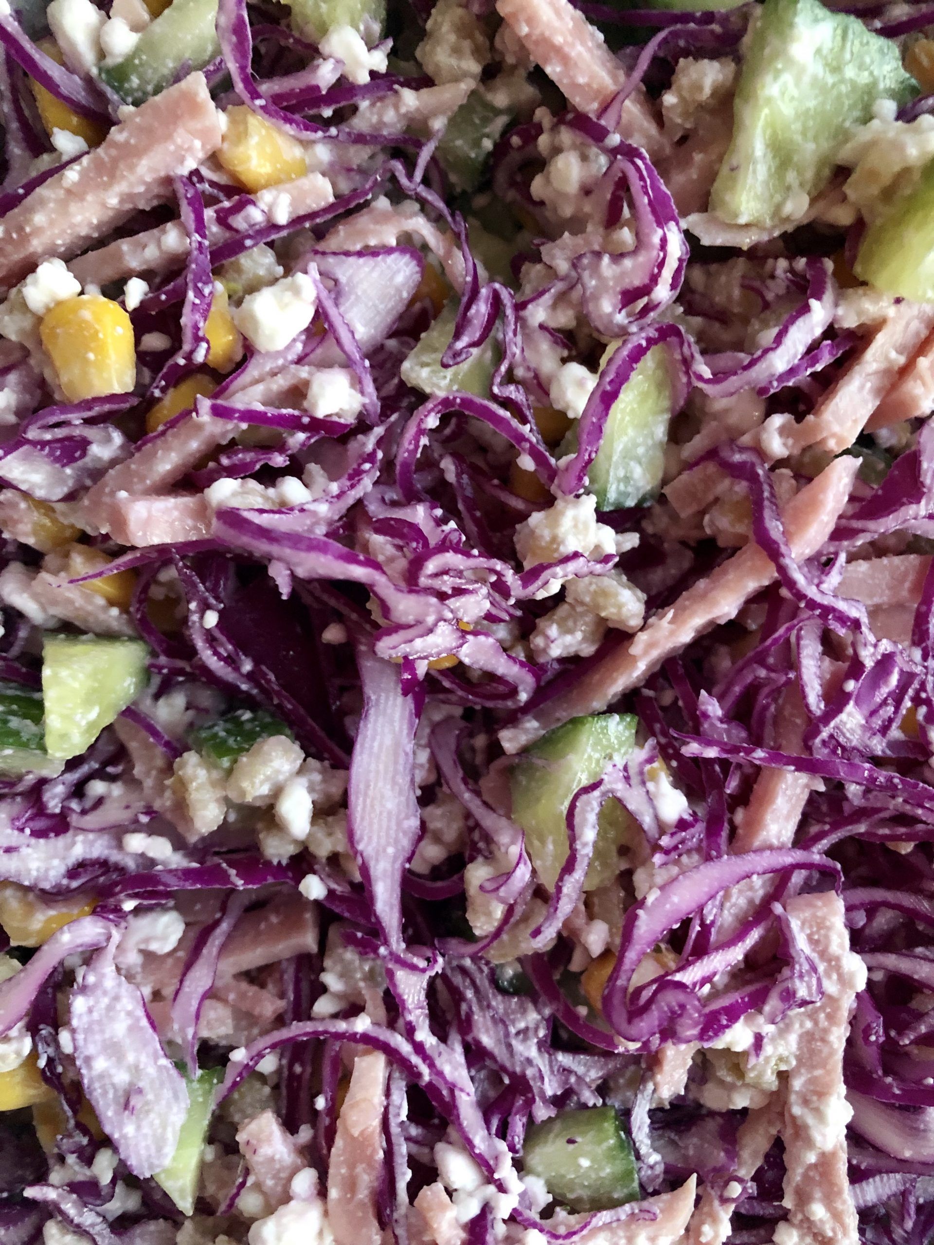 Fuld måltidssalat med kål, skinke, hytteost, byg og majs