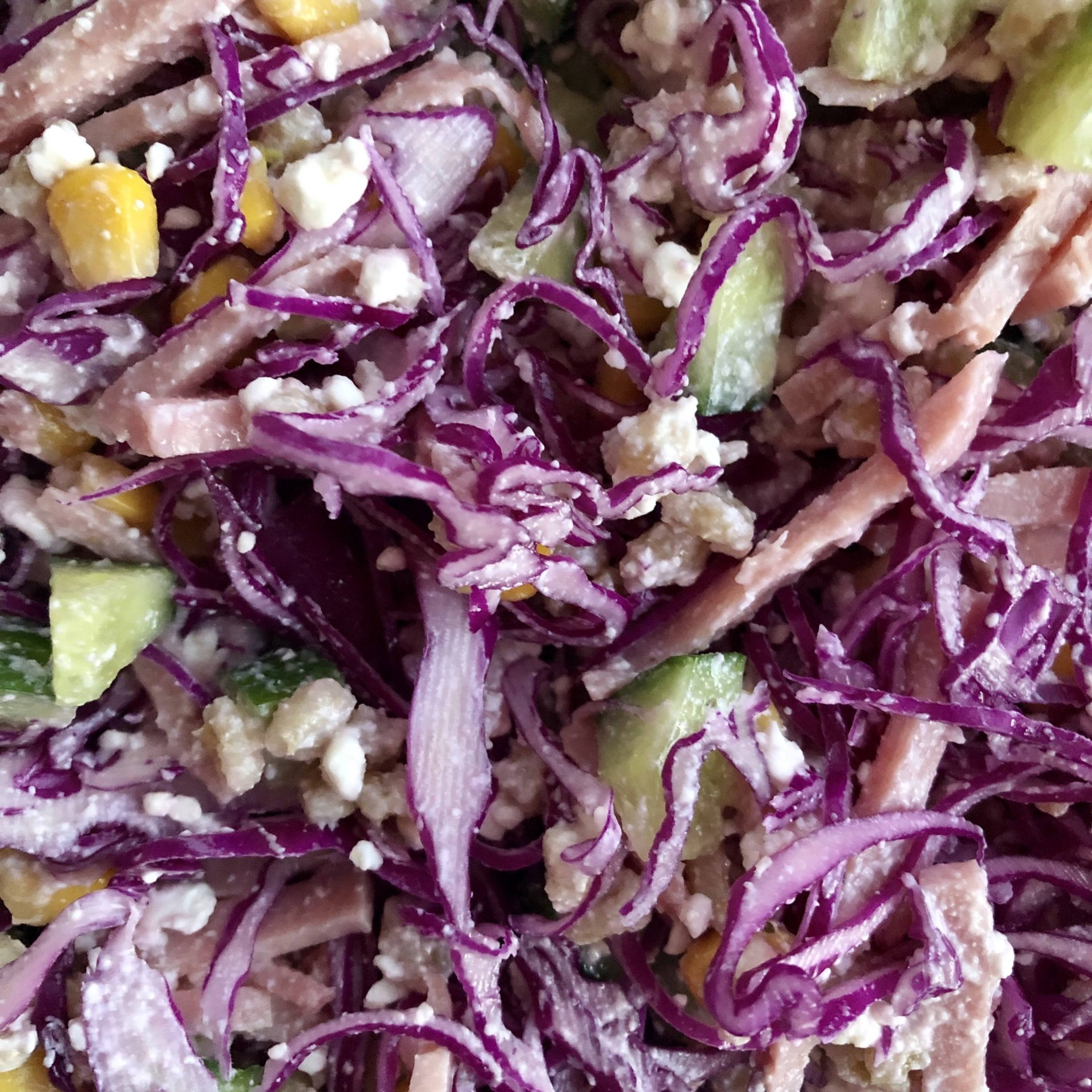 Fuld måltidssalat med kål, skinke, hytteost, byg og majs