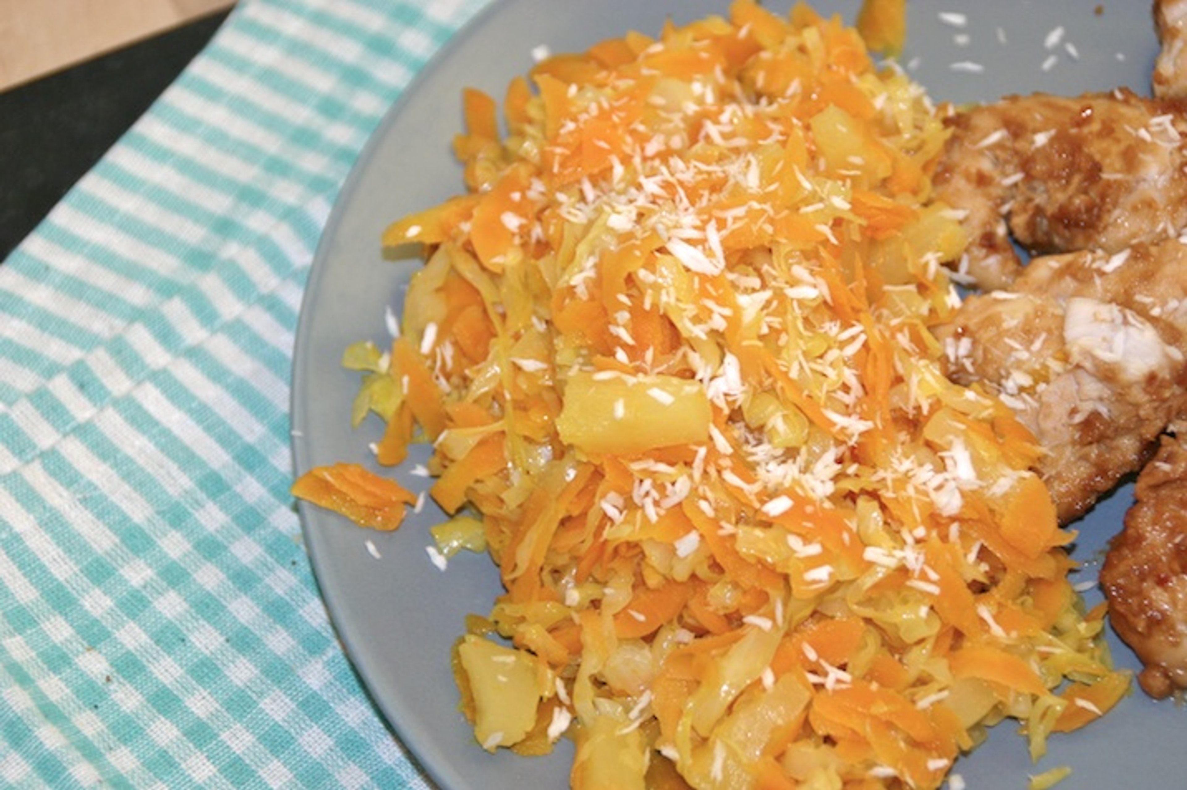 Peanutmarineret kylling og lynstegt sursød spidskål og gulerødder med ananas