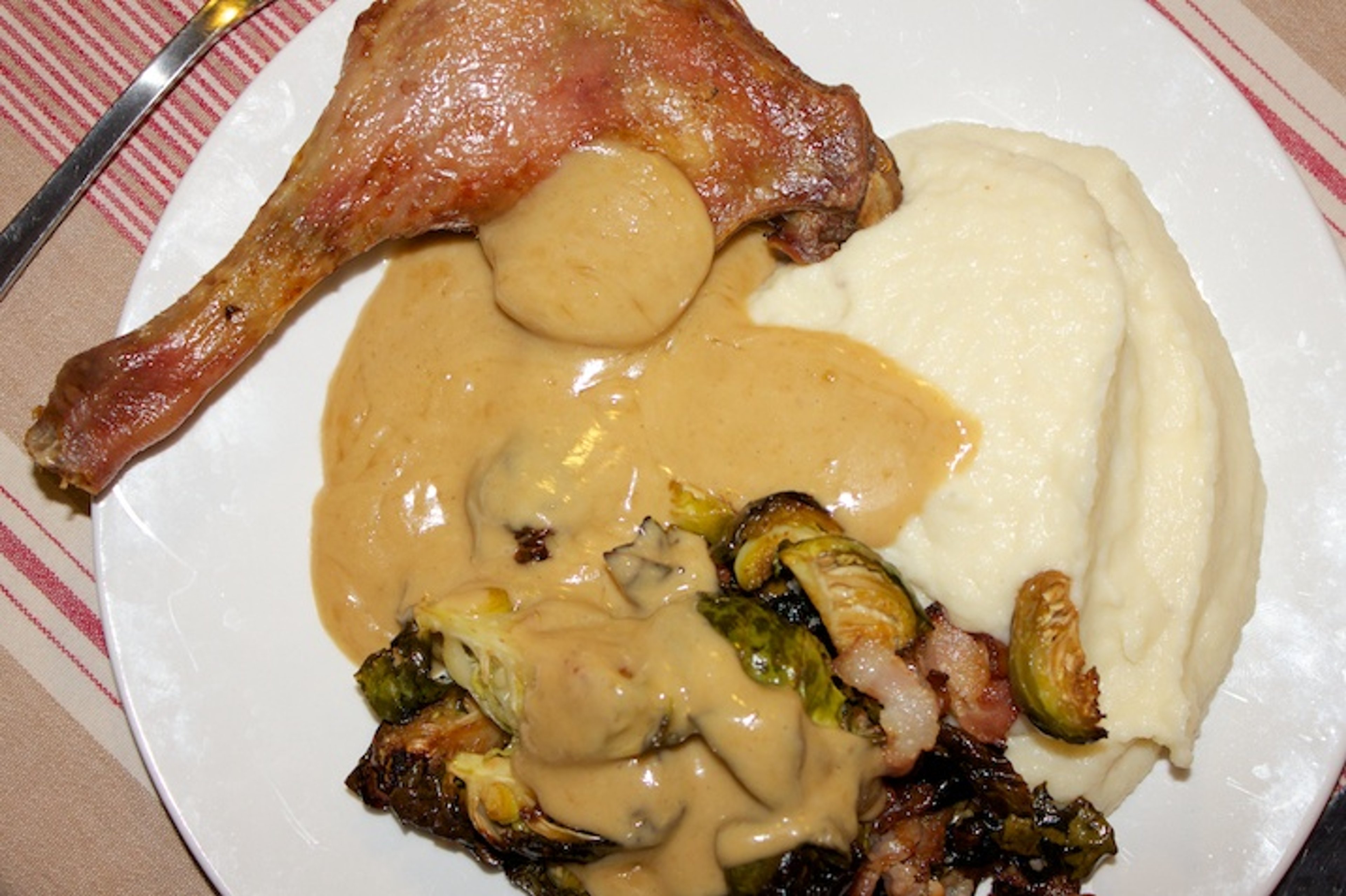 Mortens Aften med langtidsstegte saltede andelår, baconstegte rosenkål med svesker, selleri- og blomkålsmos samt fløde-andesovs