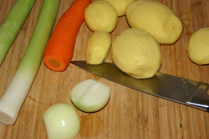 Gylden kartoffel- og porresuppe med sprødt kalkunbacon