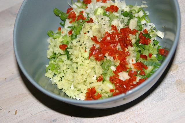 Stegte nudler med kylling, gulerod og spidskål