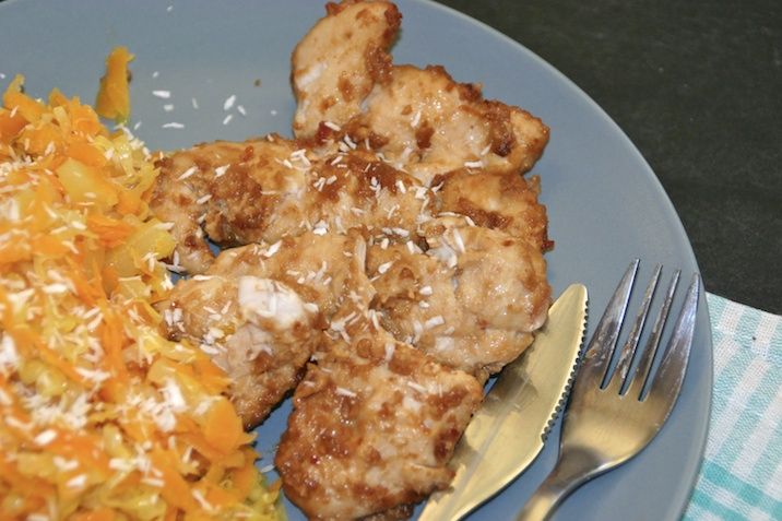 Peanutmarineret kylling og lynstegt sursød spidskål og gulerødder med ananas