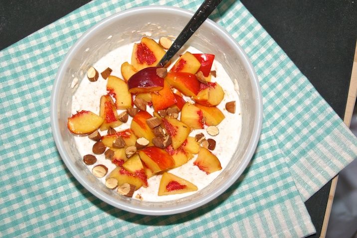 Køleskabshavregrød [med nektariner og mandler]