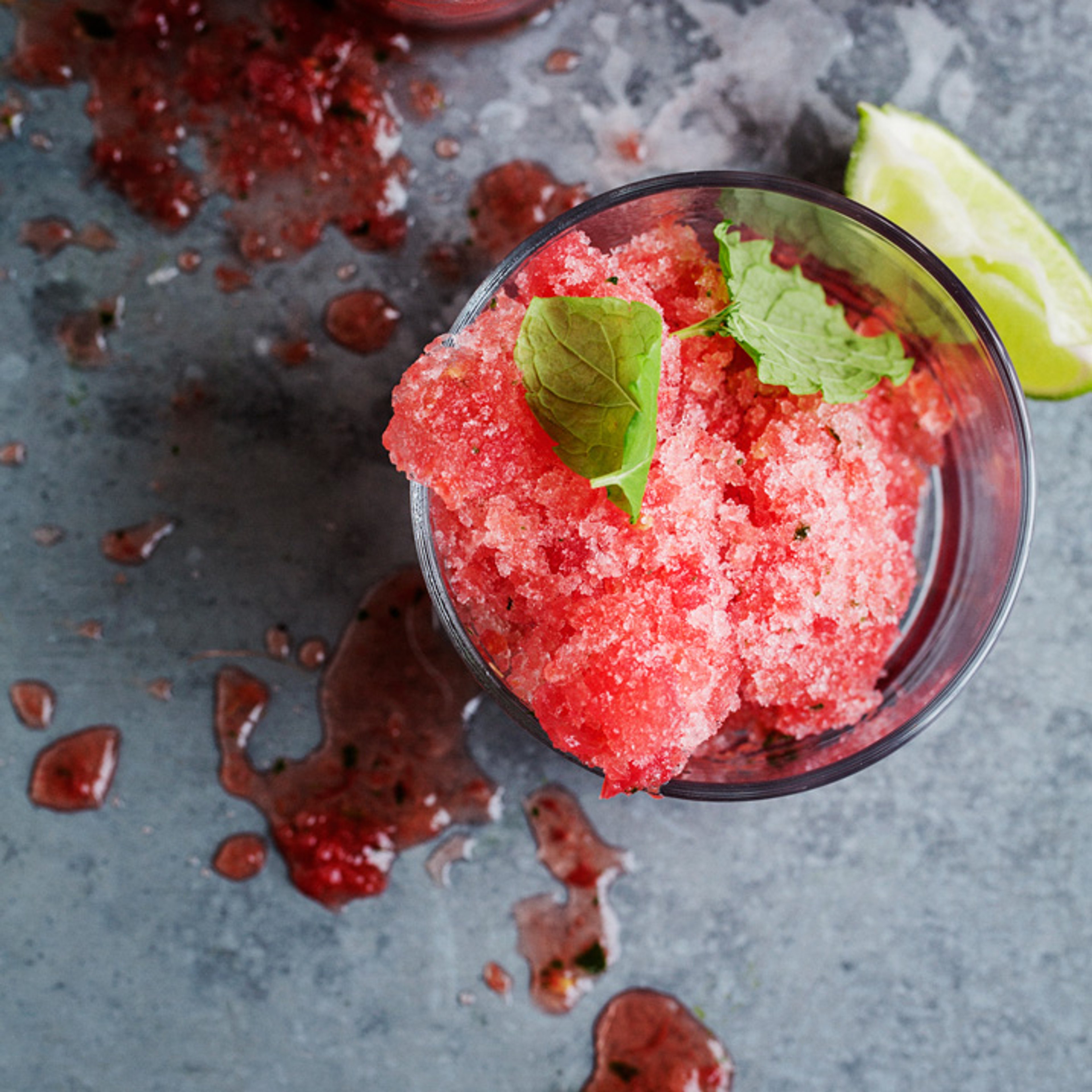 Forfriskende melongranita med mojitosmag
