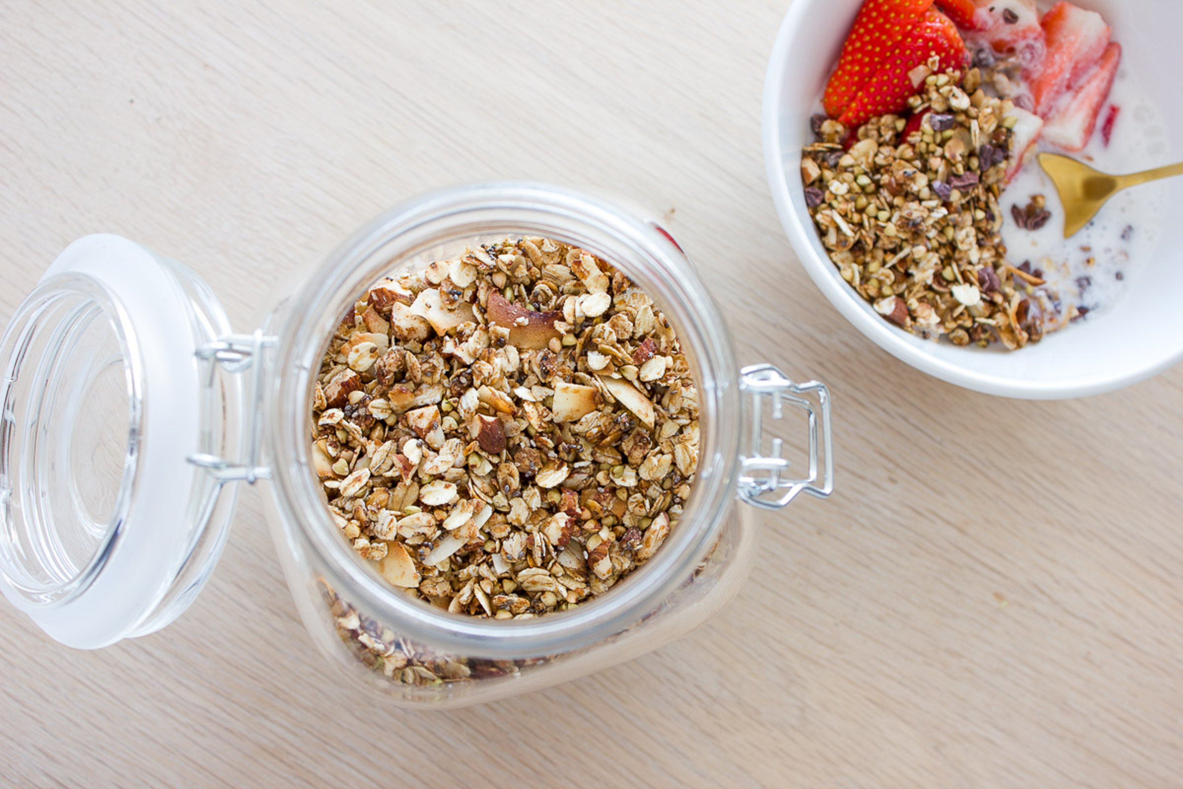 Sprød granola med havre, boghvede og kokos