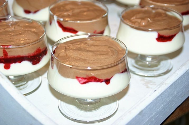 Tofarvet chokolademousse med hindbærsirup og hasselnødder