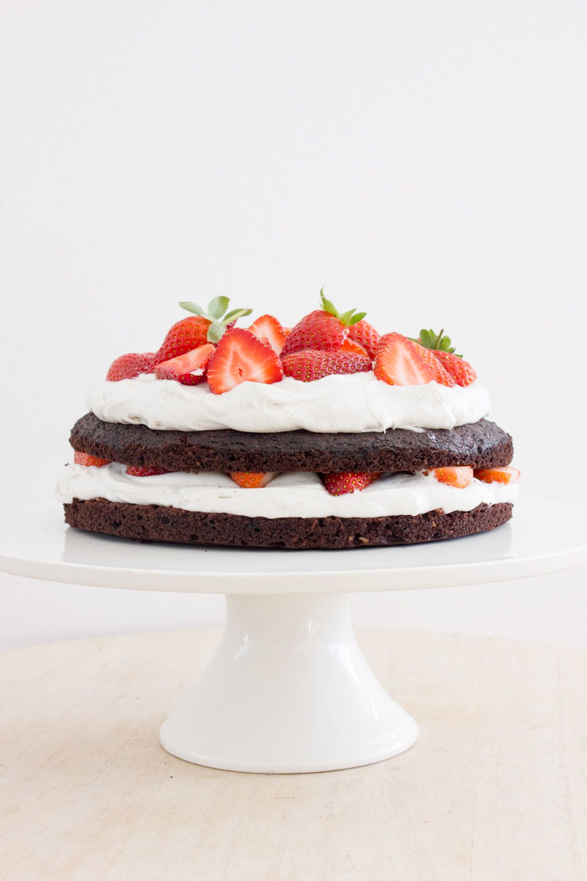 Hip hip hurra for bloggen: Kakaolagkage med kokoscreme og jordbær