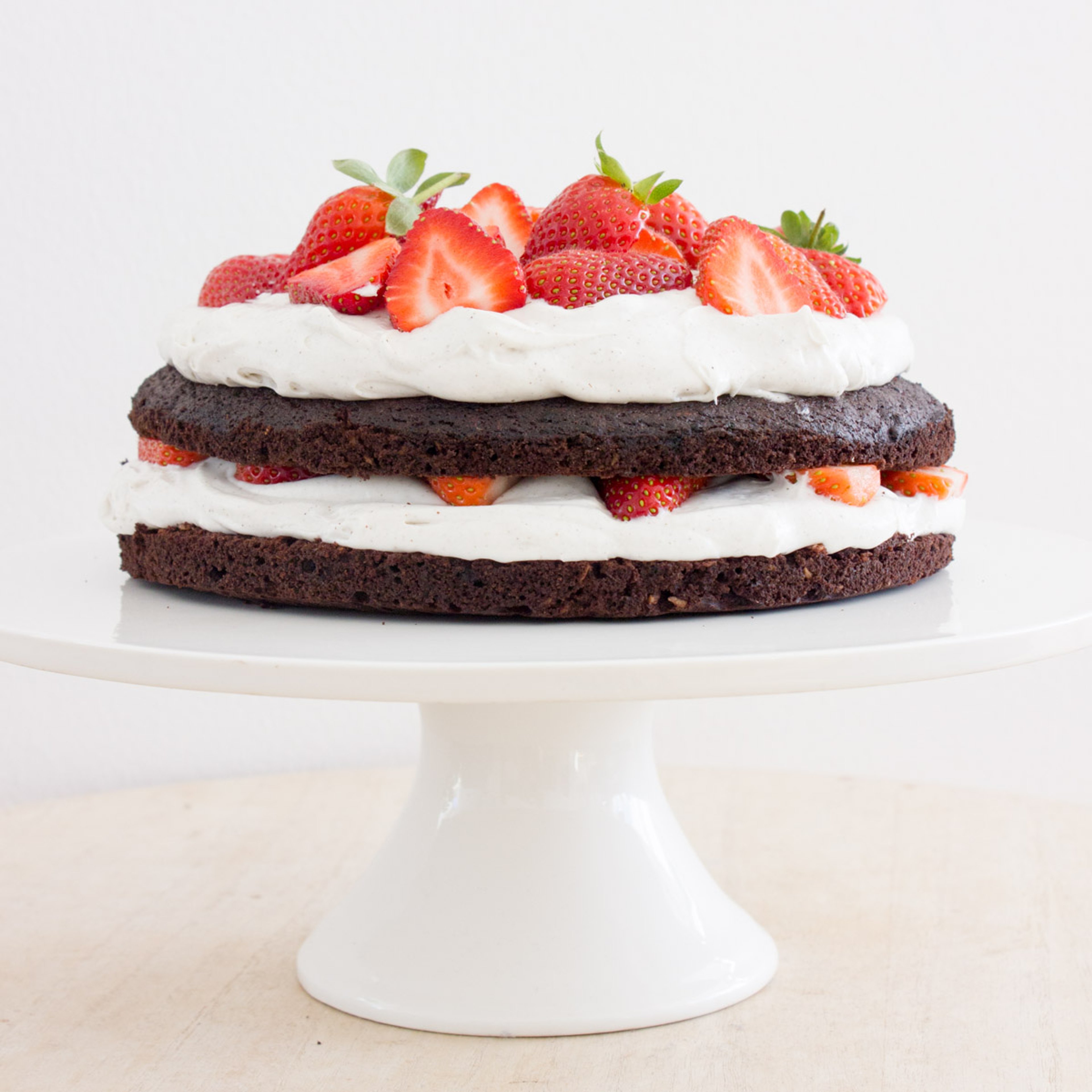 Hip hip hurra for bloggen: Kakaolagkage med kokoscreme og jordbær